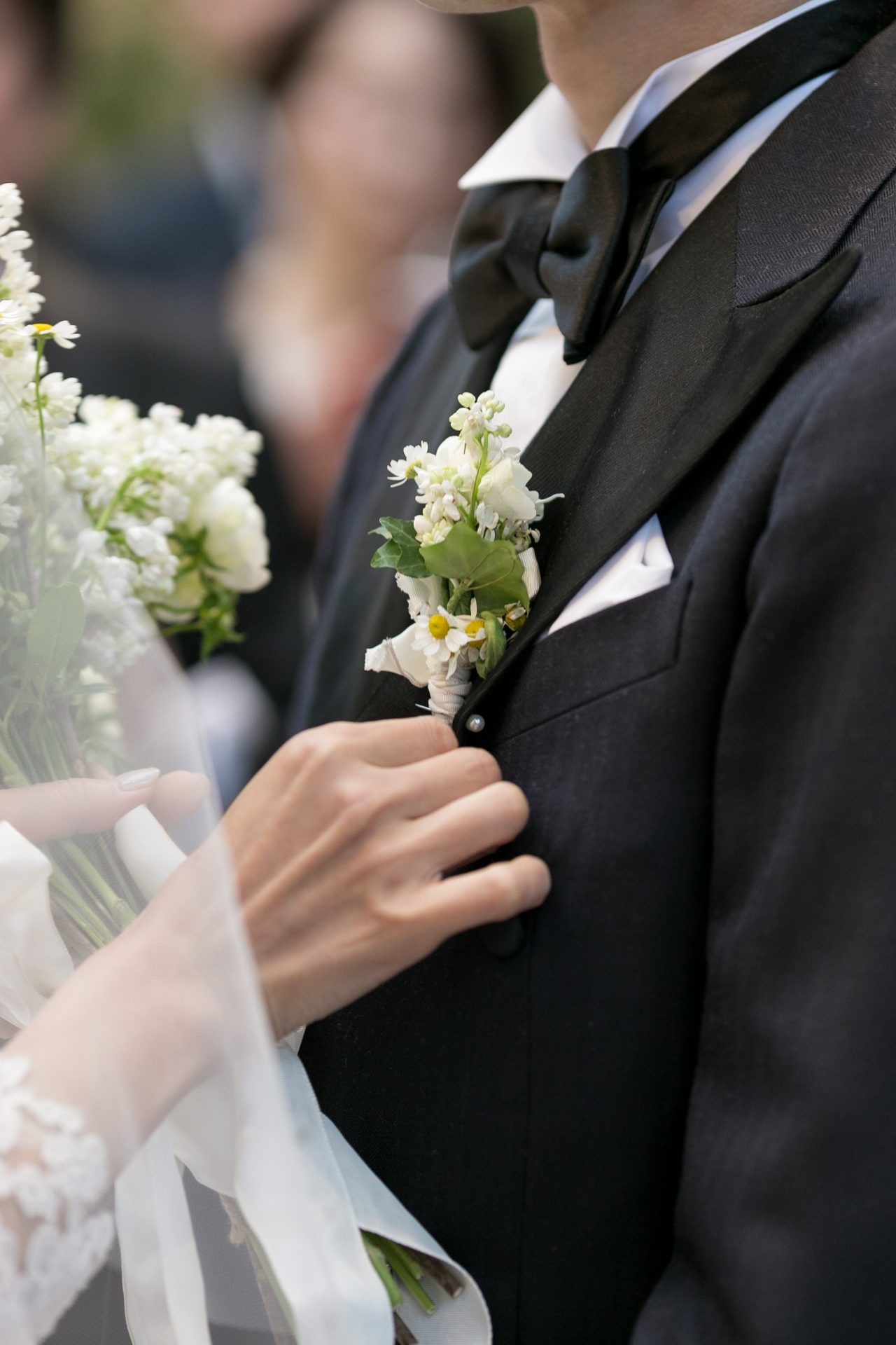 ご新郎様がザ・トリート・ドレッシングでお選びになられたネイビーのタキシードに、白のブートニアを胸元に合わせ、上品なコーディネートに仕上げました