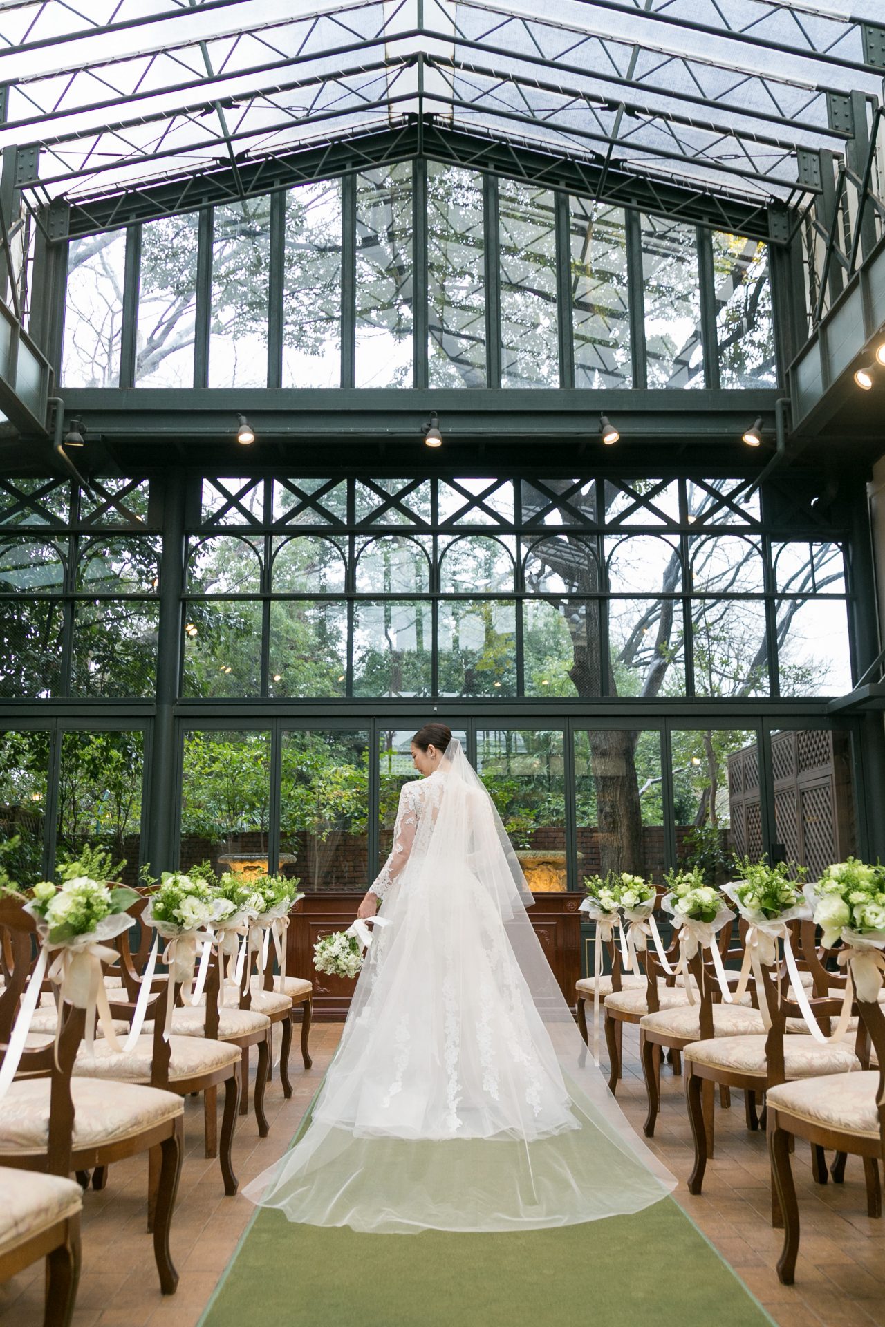 リストランテASOの自然光の差し込むチャペルでは、提携ドレスショップ ザ・トリート・ドレッシングで人気の柔らかなチュール素材が、透明感を放ちナチュラルな印象を与えます