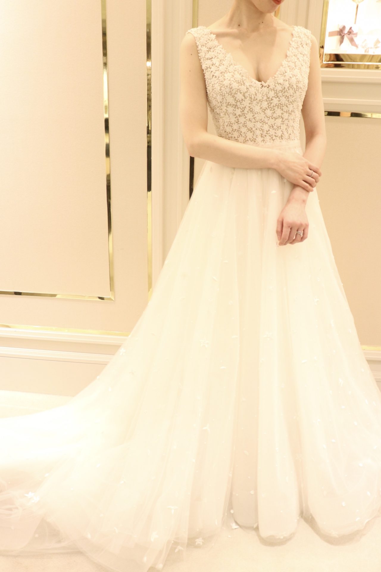 ザ・トリートドレッシング大阪店で出会っていただけるリームアクラのVネックの新作ウエディングドレス
