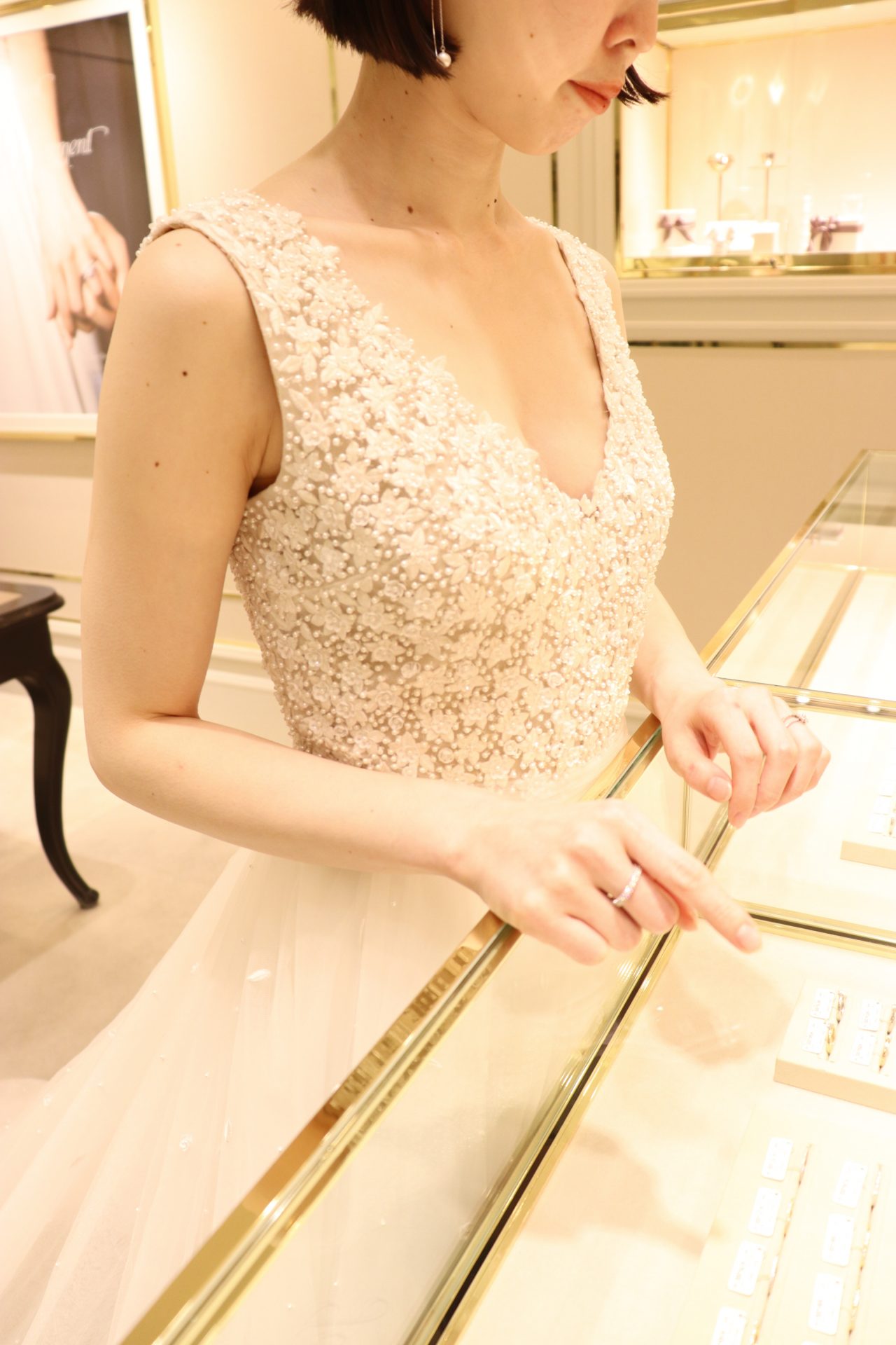 ザ・トリートドレッシングでしか出会っていただけないビーディングが美しく、華奢なアクセサリーが一段と映えるウエディングドレス