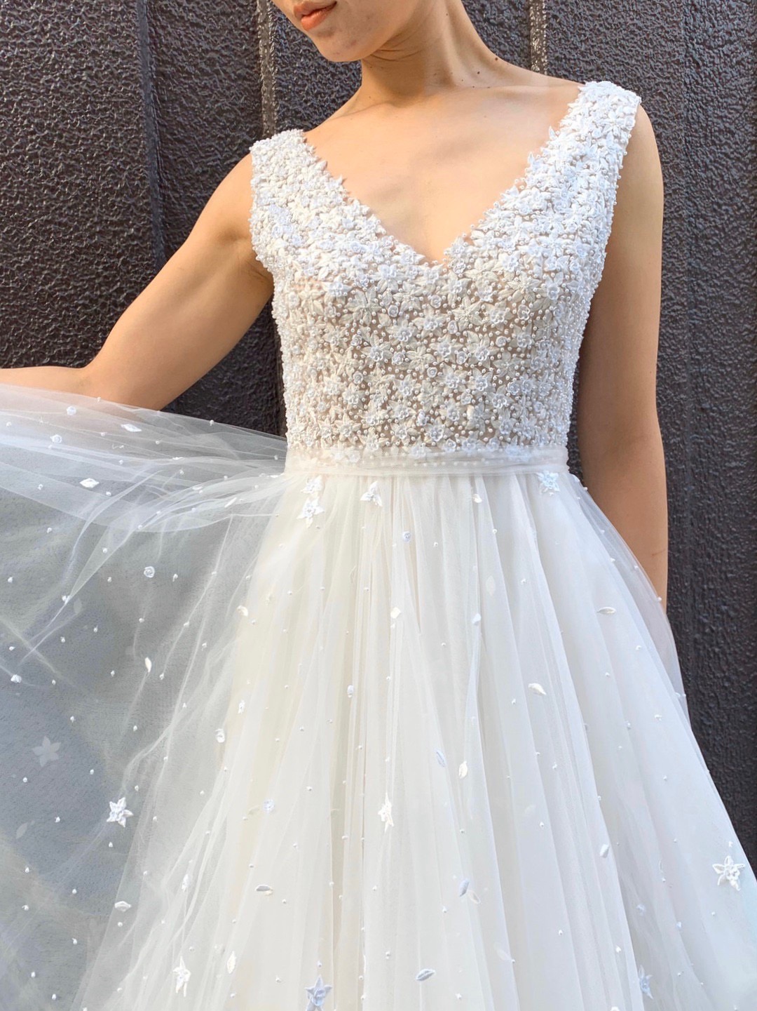 開放感あふれる会場でお召しいただきたい繊細なチュールのReem Acra(リーム・アクラ)らしい特別なウェディングドレス