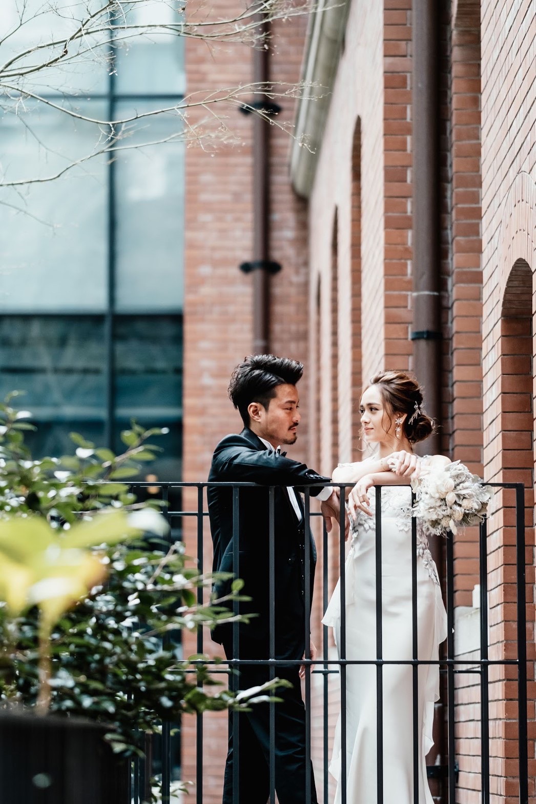 着用しているウェディングドレスは、スレンダーラインと肩の刺繍が美しいエリザベス・フィルモアのドレス。