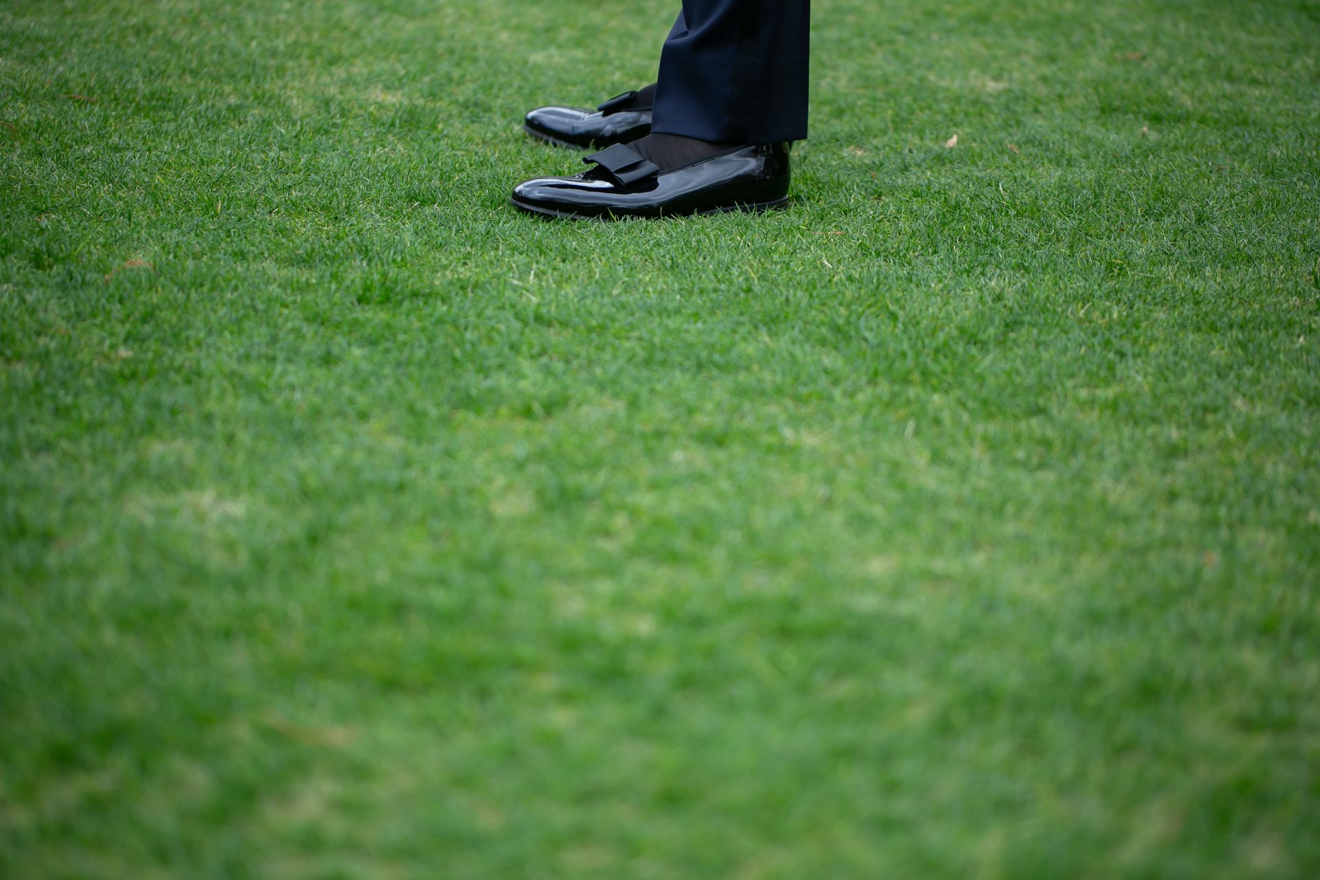 ザ・ガーデンオリエンタル大阪のお庭でご新婦様を待たれるLARDINIのタキシードにオペラパンプスを合わされたご新郎様