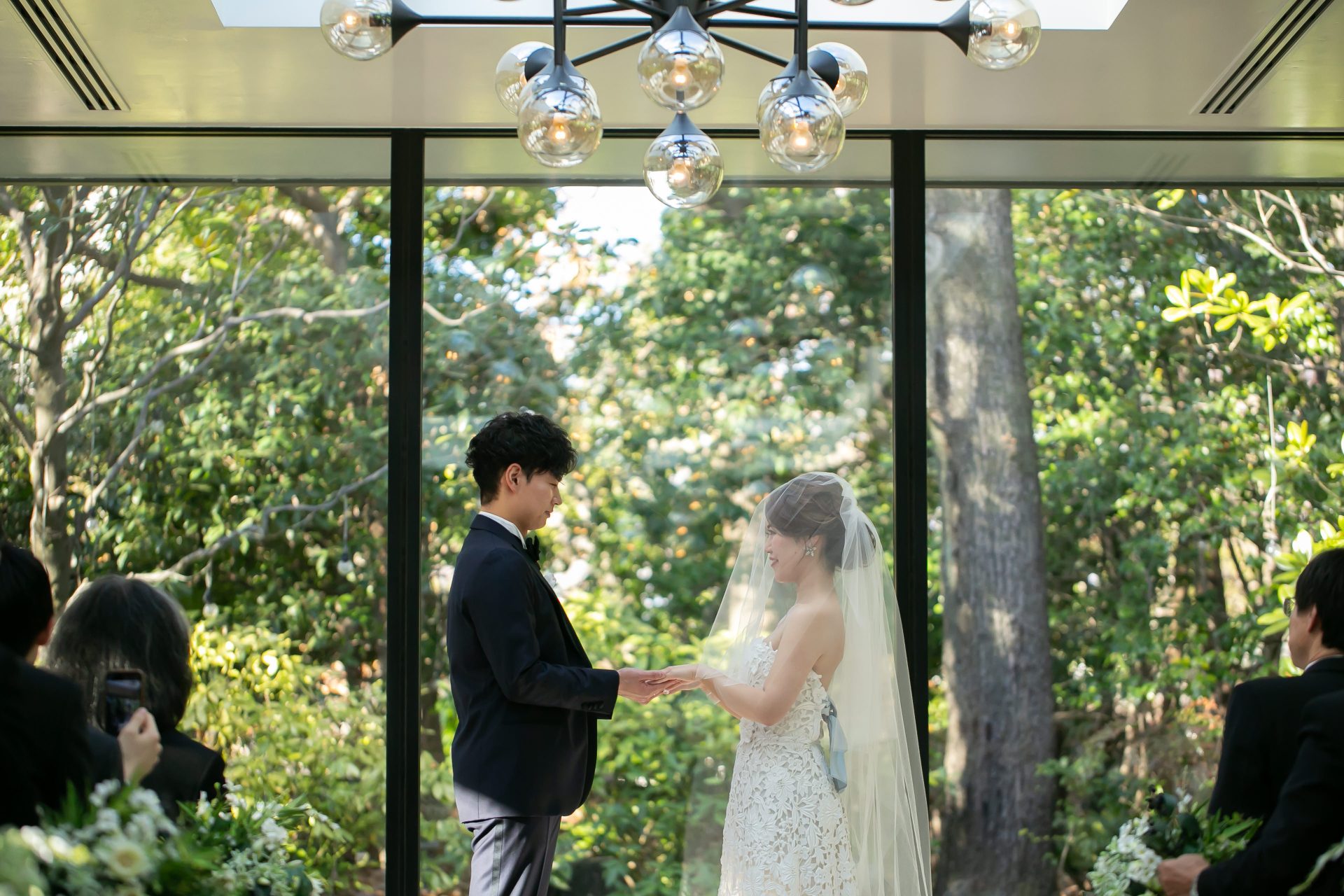 緑の豊かな季節に4面ガラス張りのチャペルにてザ・トリートドレッシングのウェディングドレスをお召しになられたご新婦様