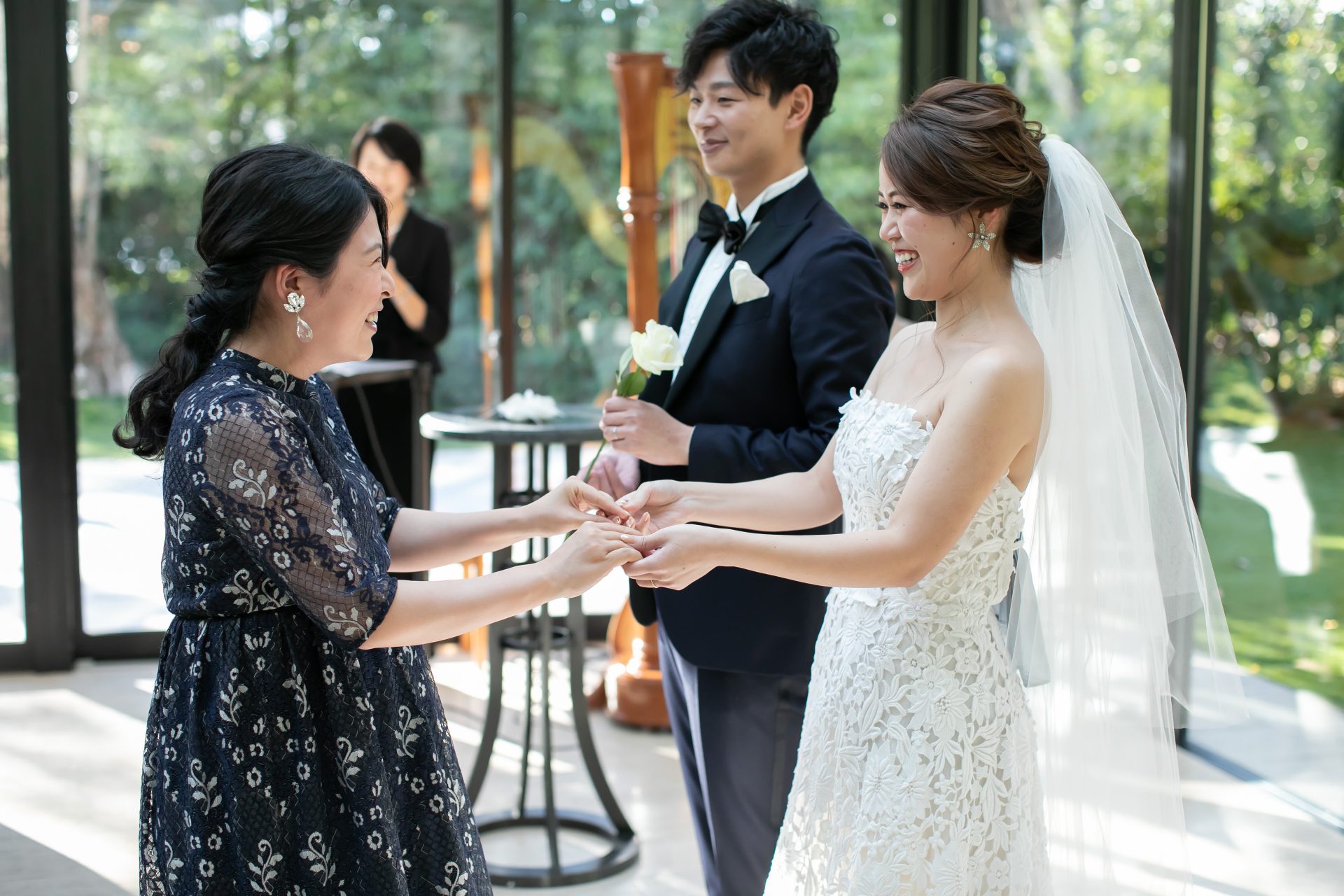 ザ・ガーデン・オリエンタル大阪のチャペルでダーズンローズセレモニーをされた新郎新婦様