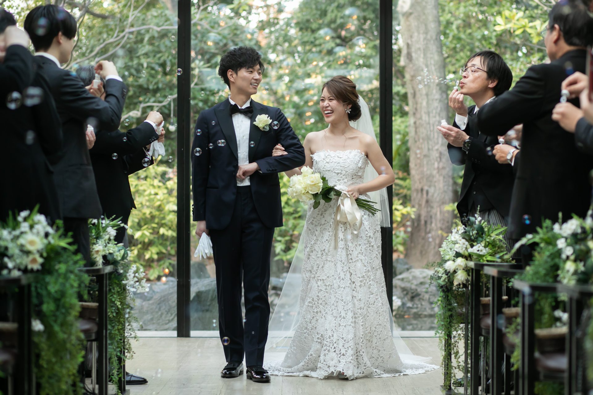 ザ・トリートドレッシングのウェディングドレスをお召しになってバブルシャワーの中を歩まれるご新婦様