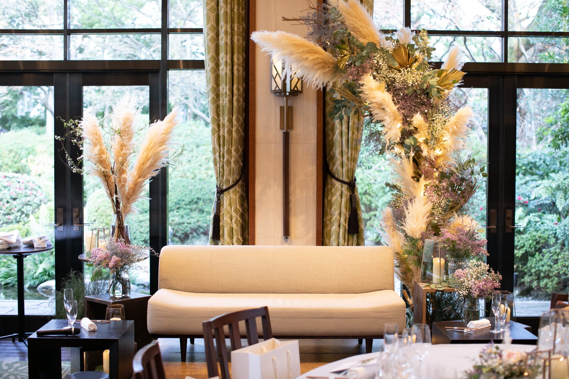 ザ・ガーデンオリエンタル大阪のバンケットのパンパスグラスが映える冬のお式のソファ席