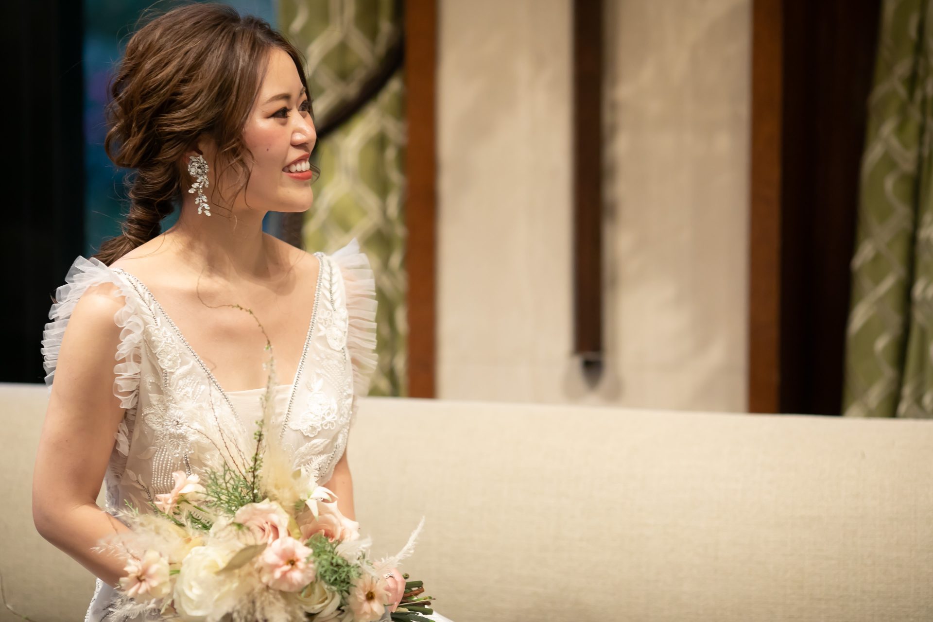 ザ・トリートドレッシングのナイームカーンのウェディングドレスにお色直しをされたご新婦様