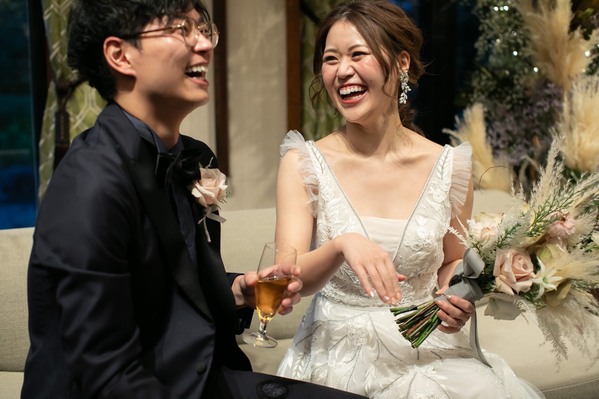 ゲストの皆さまとパーティーを楽しまれる、お色直しでシックなコーディネートにお召替えになられたご新郎様とドレスとヘアチェンジをされたご新婦様