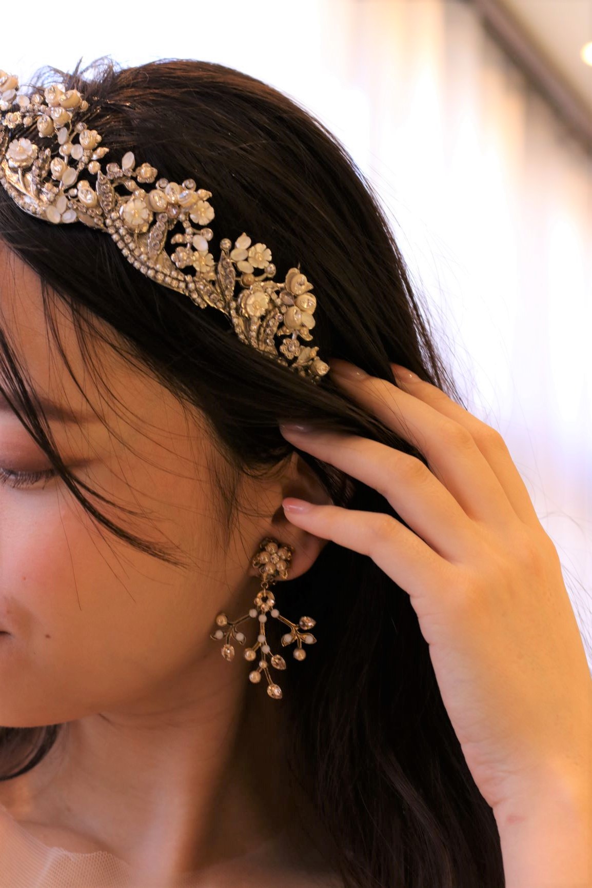 最旬のインポートドレスを扱う東京表参道のドレスショップ、ザ・トリート・ドレッシング アディション店では、お衣裳だけでなくイヤリングやヘッドパーツまでトータルコーディネートさせていただきます