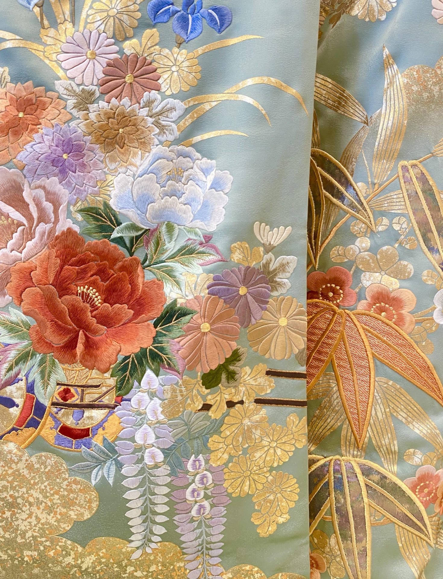 立体的な刺繍が美しい豪華絢爛なザ・トリートドレッシングの色打掛