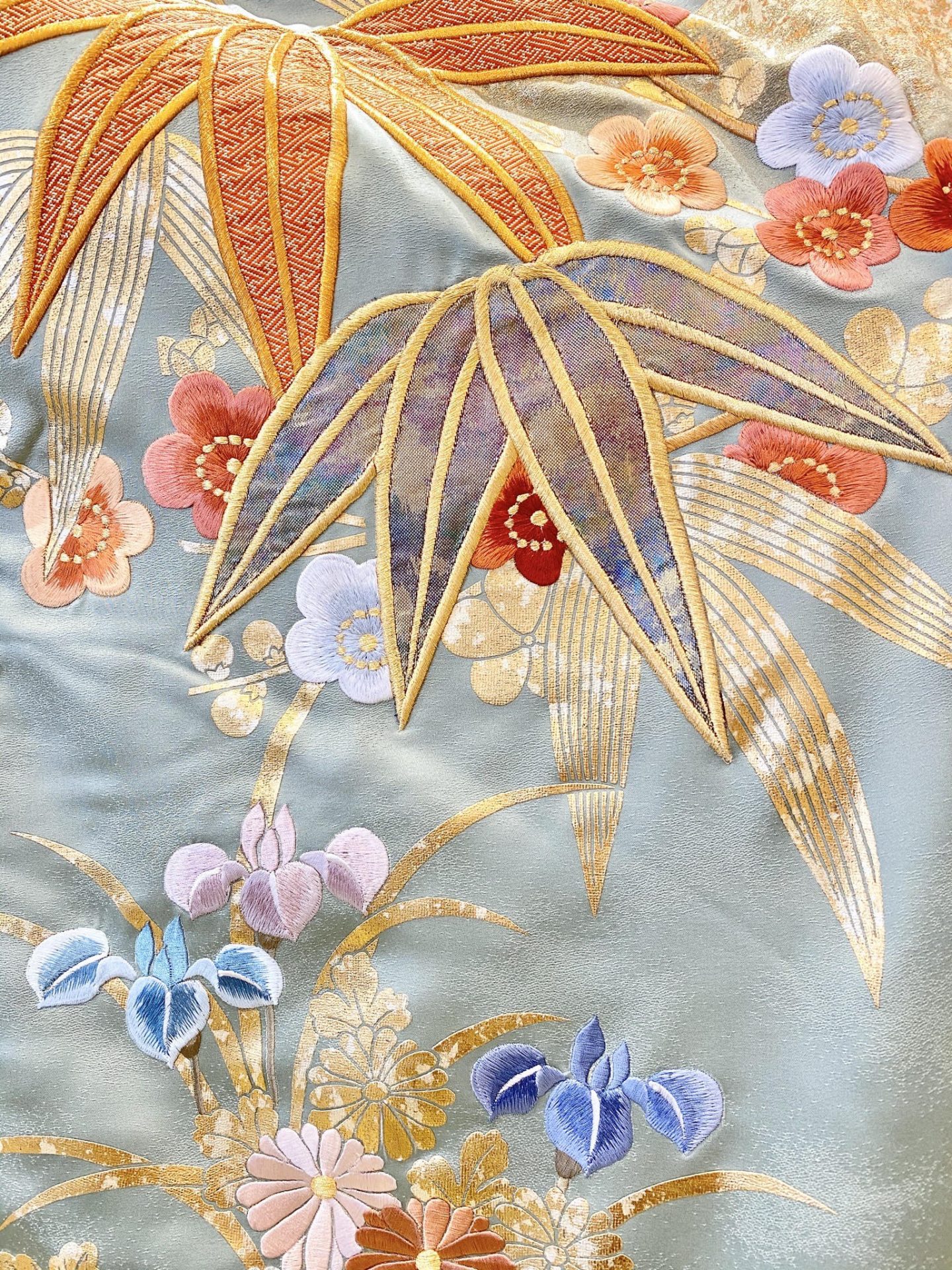 螺鈿織という伝統的な技法を用いたザ・トリートドレッシングの色打掛