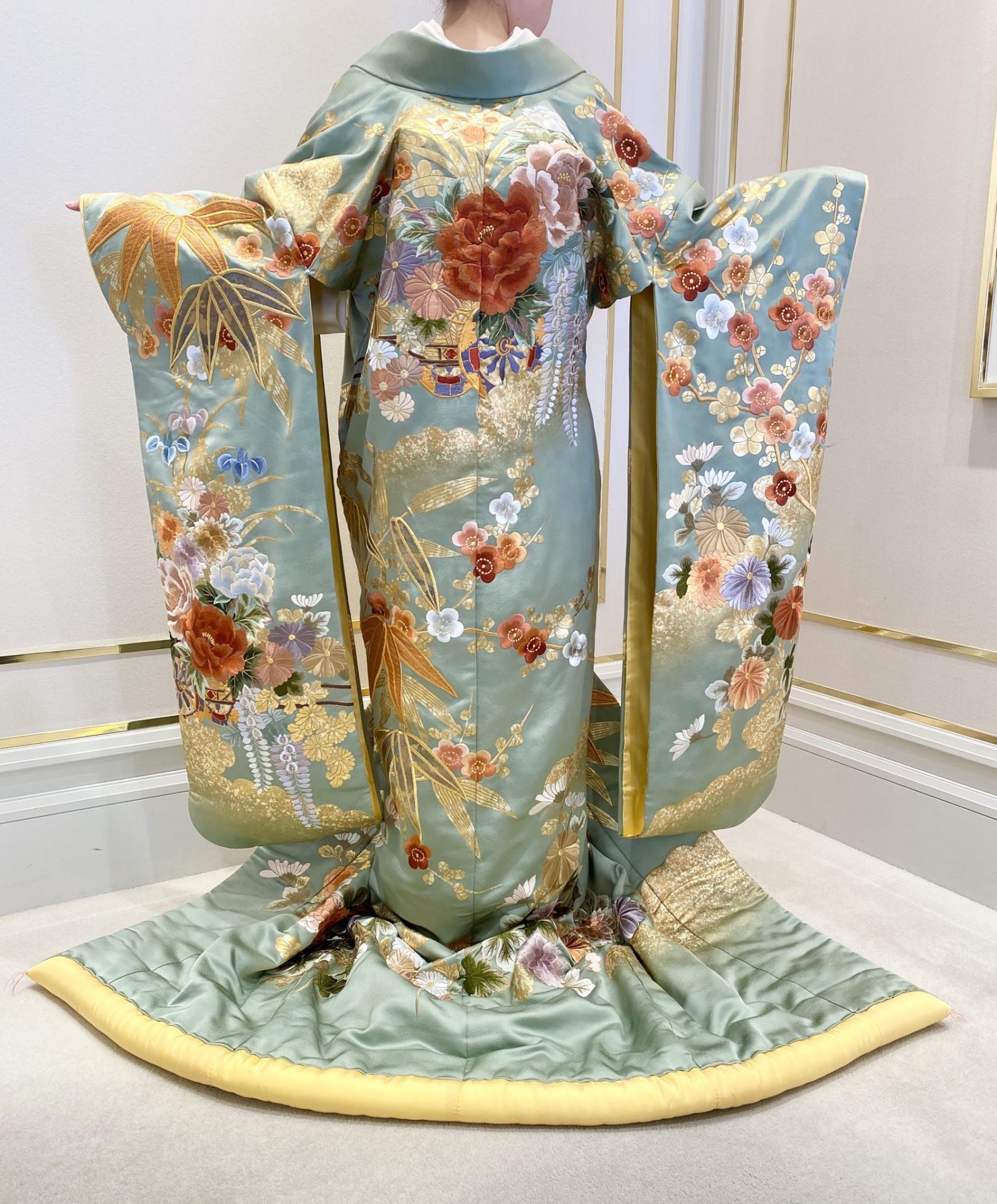 ザ・トリートドレッシングでお召いただける芍薬が優雅な柳葉色の色打掛