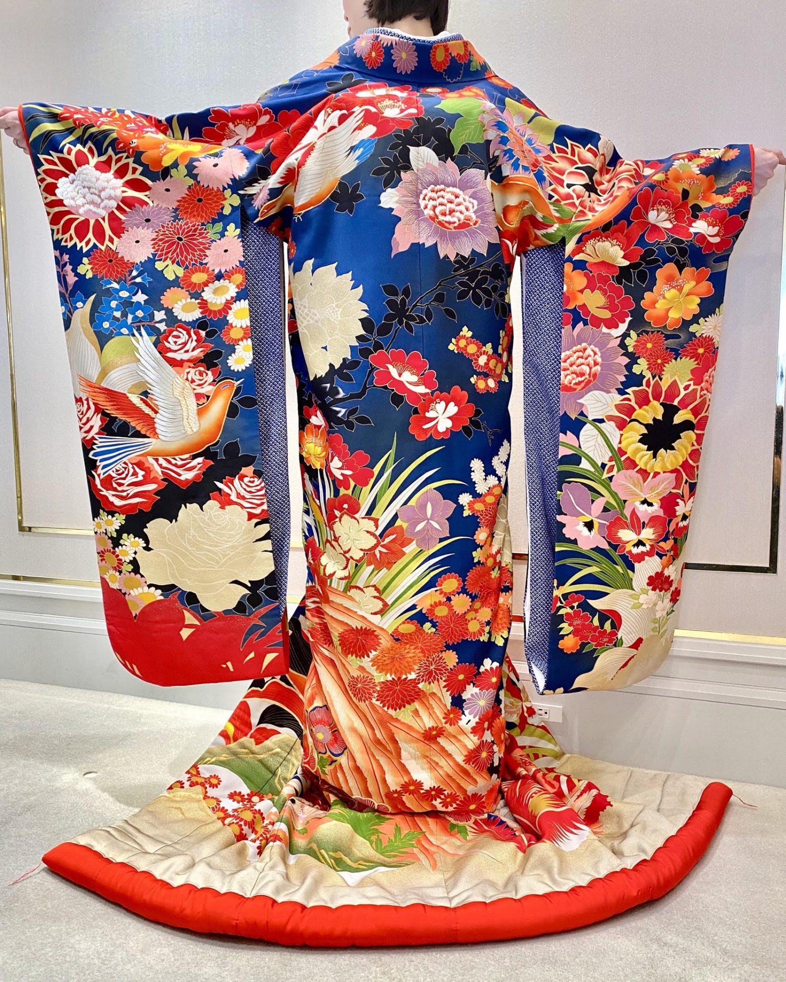 THE TREAT DRESSINGでお召いただける紺地に鮮やかな色彩の京友禅染の色打掛