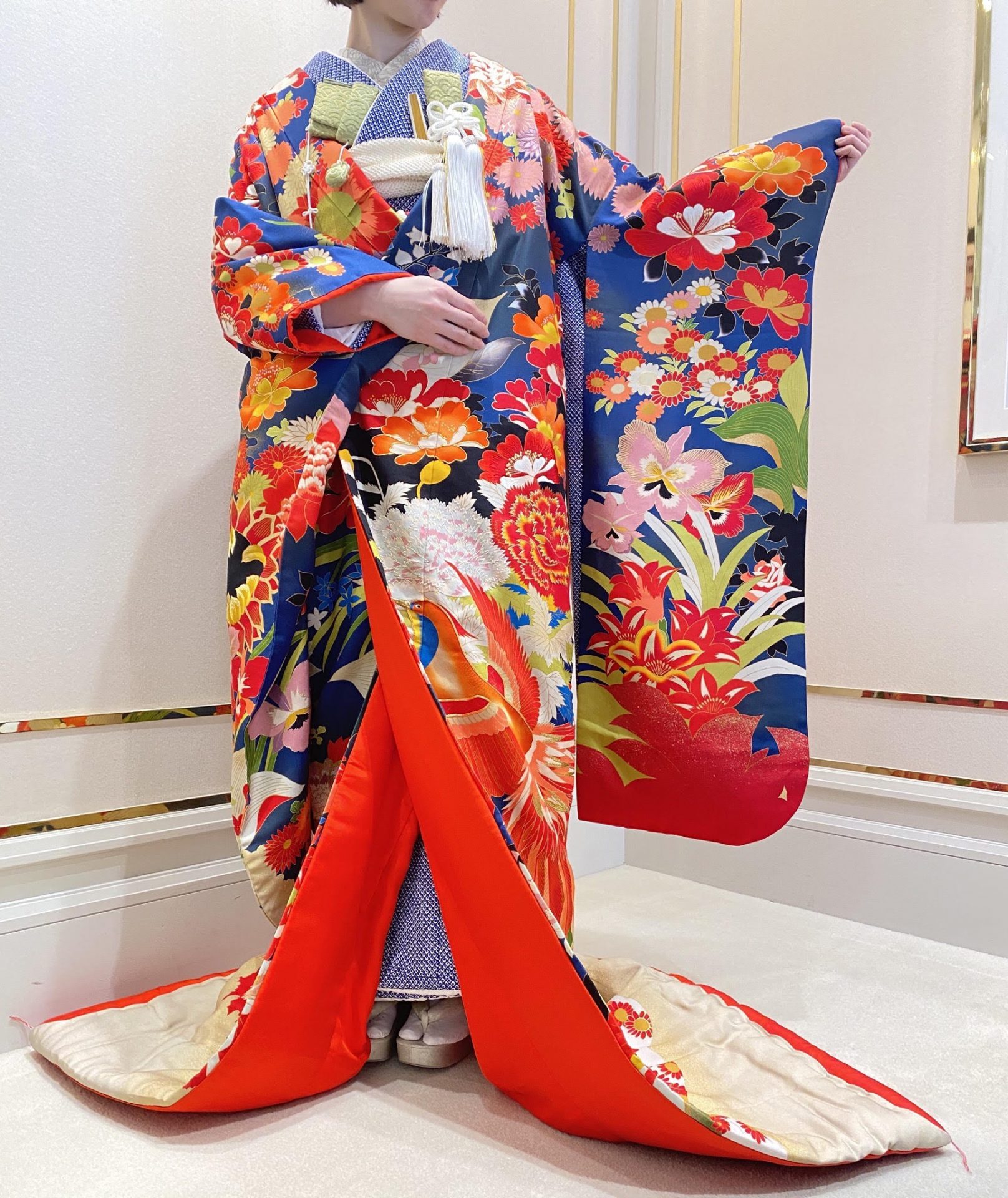 ザ・トリートドレッシングで出会っていただける極楽鳥が優雅な和モダンな色打掛