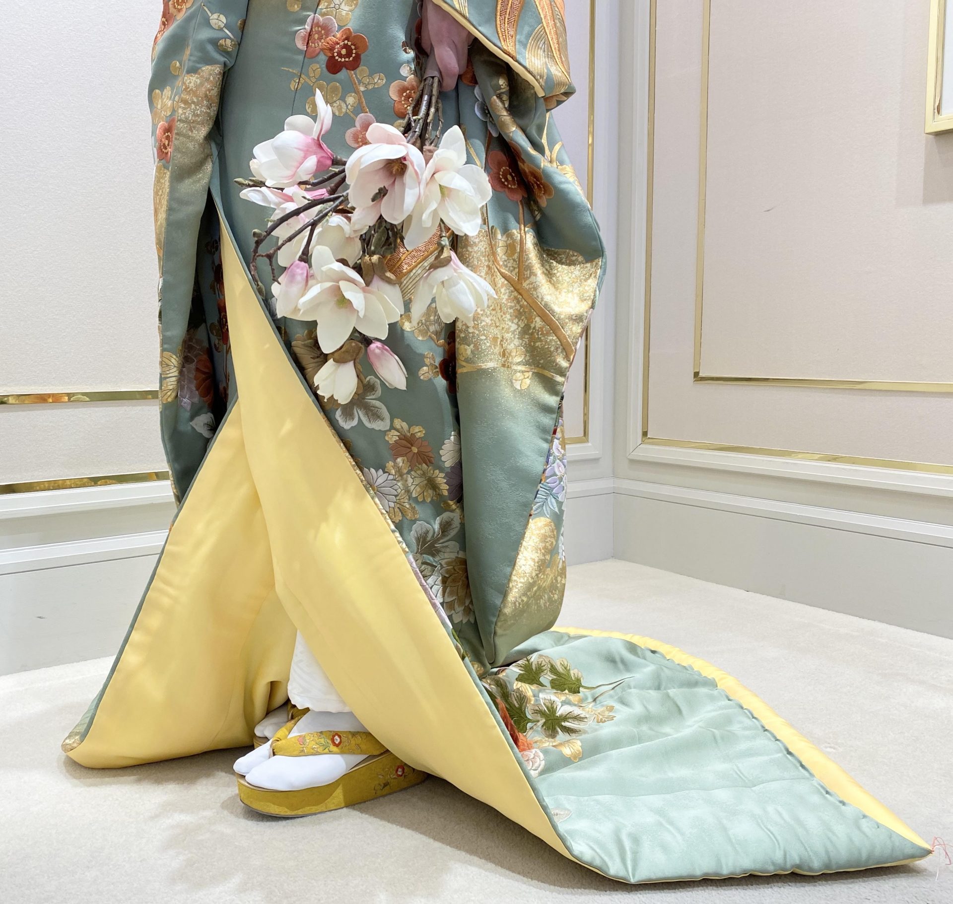 ザ・トリードレッシングでモクレンのブーケを併せたモダンな和装スタイル