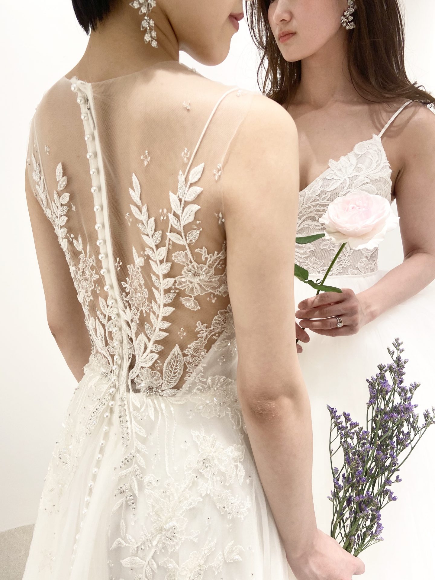 ザ・トリートドレッシングで人気のバックスタイルにリーフの刺繍が用いたナチュラルウエディングにぴったりなウエディングドレス
