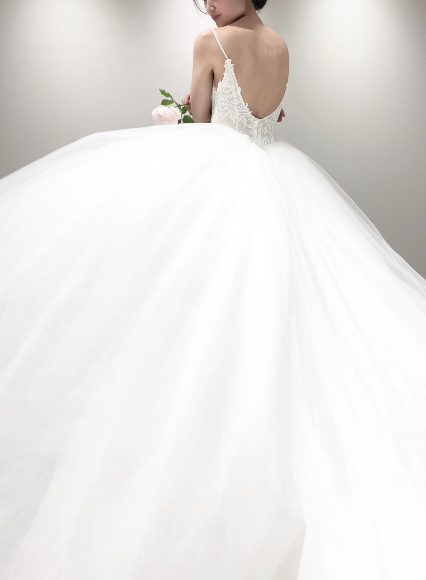 背中が大胆にカッティングされたキャミソールタイプのフェミニン且つクラシカルなザ・トリートドレッシング大阪店のウエディングドレス