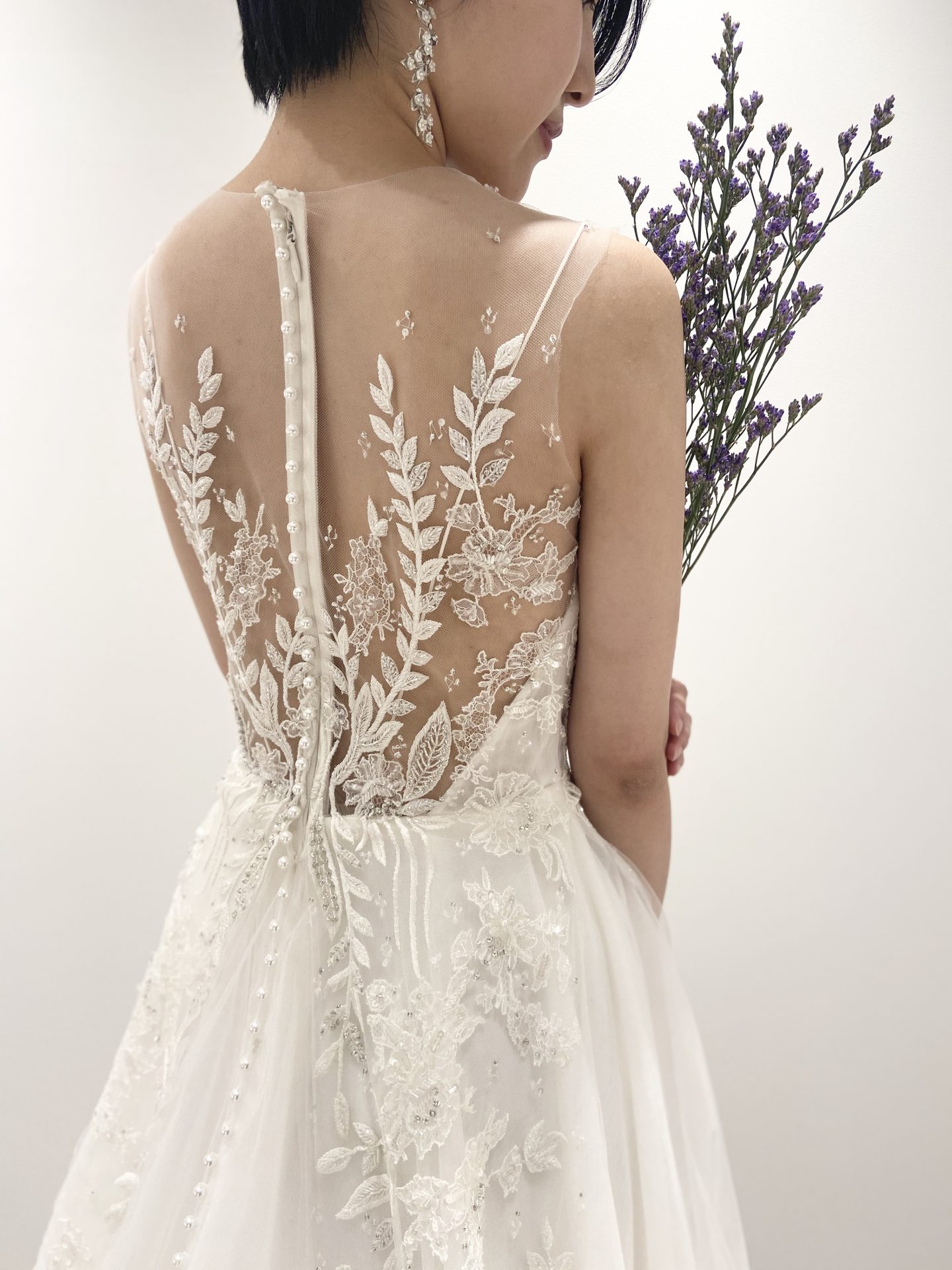 ナチュラルさの中にパールがあしらわれていることにより上品な雰囲気にもなるザ・トリートドレッシング大阪店のウエディングドレス