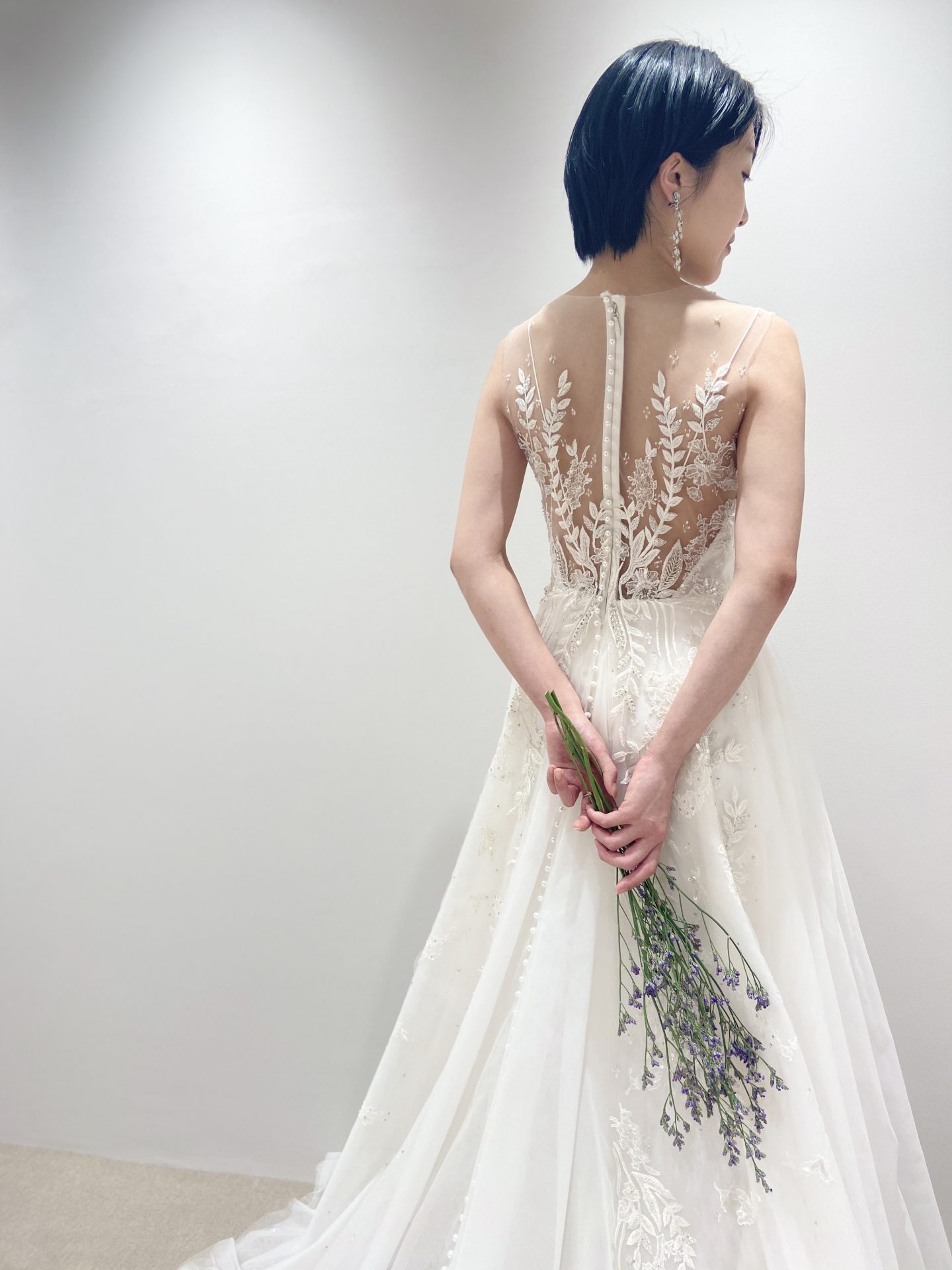 ザ。トリートドレッシングで出会っていただけるリーム・アクラのバックスタイルが刺繍で綺麗な新作ウエディングドレス