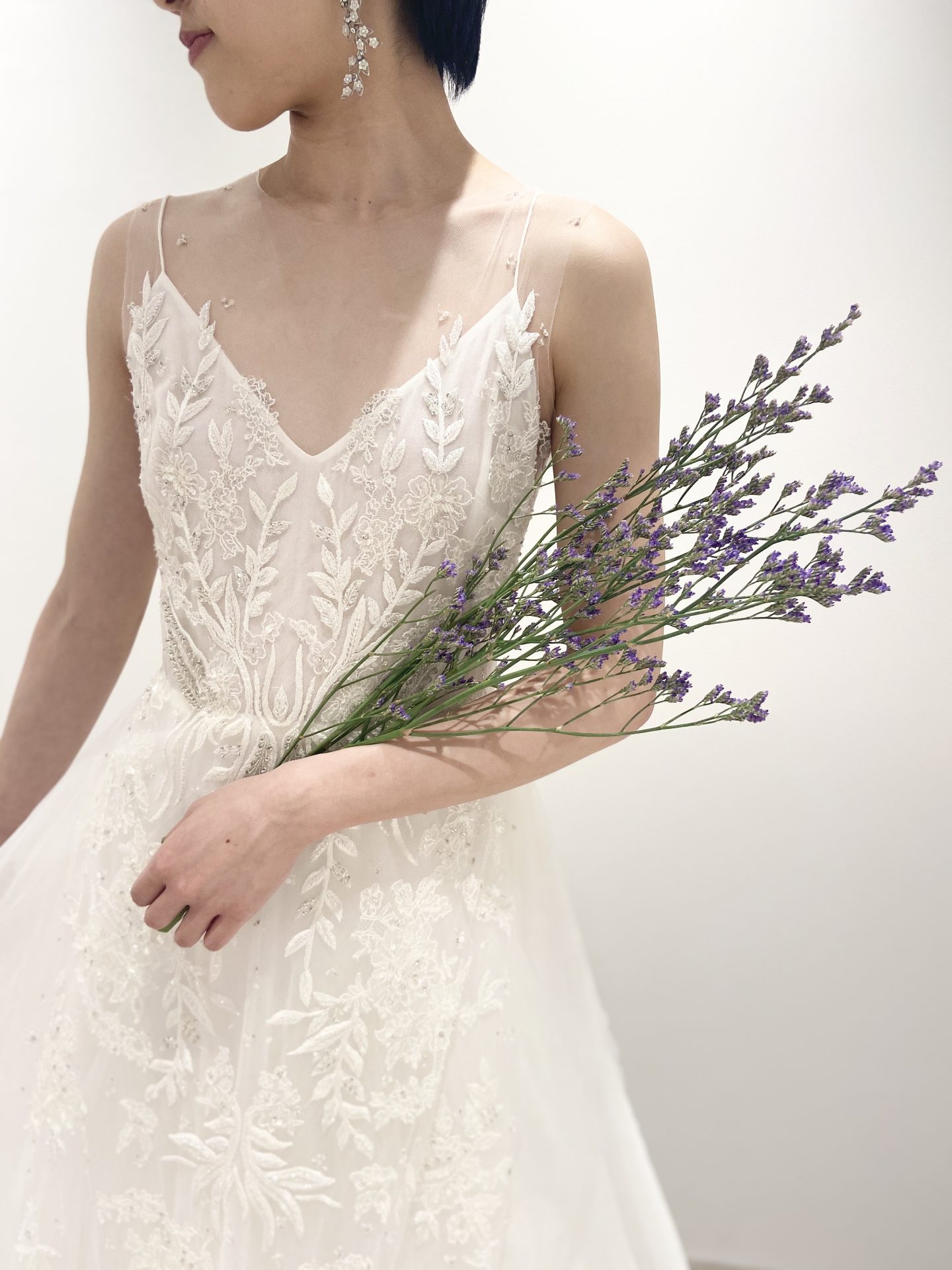 THE TREAT DRESSINGの胸もとがざっくり空いているが安心感のあるキャミソールタイプのナチュラルなブーケと合うインポートウエディングドレス