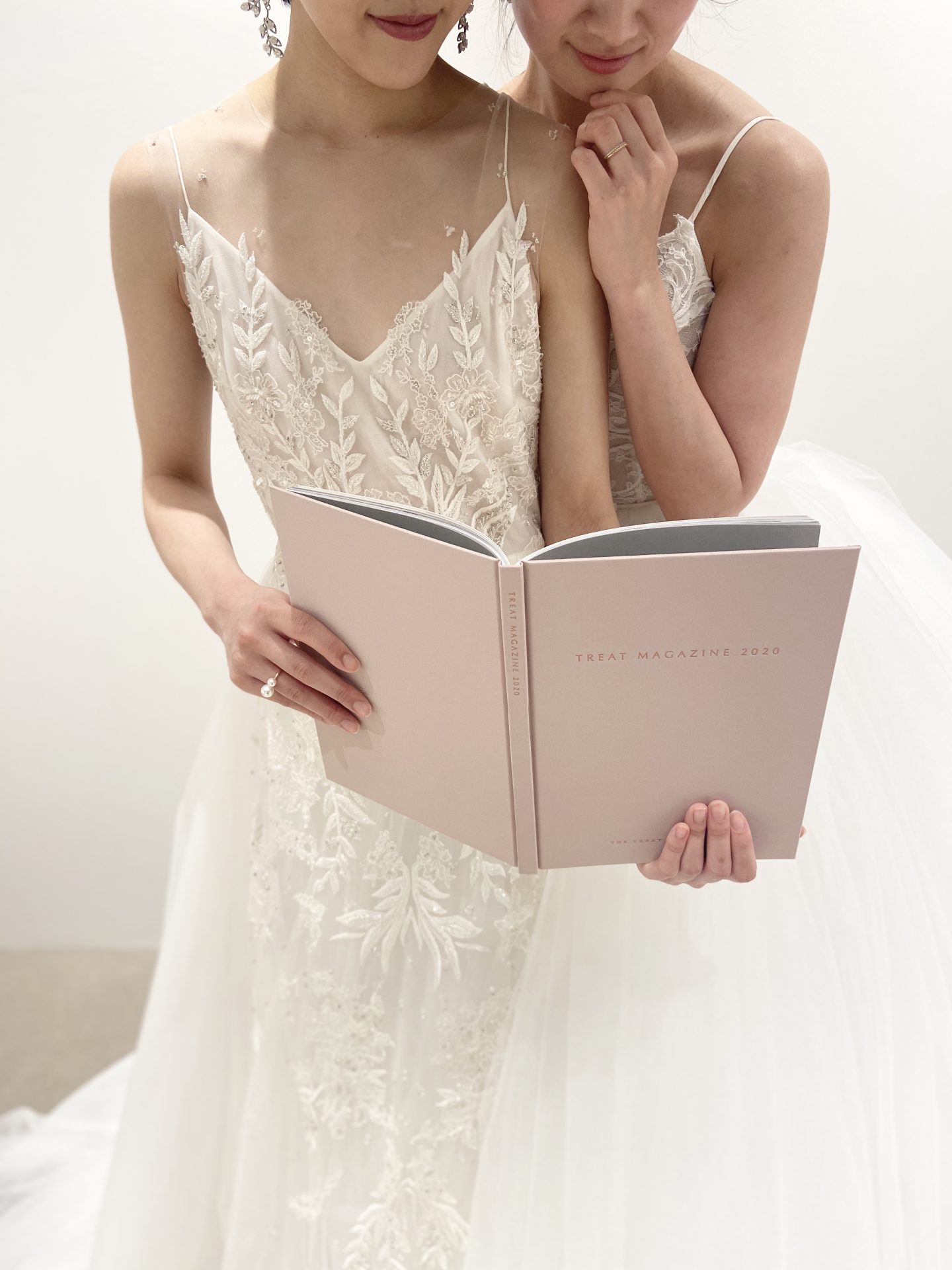 ザ・トリートドレッシング大阪店で出会っていただける肌がワントーン上がって綺麗に見える透明感のあるインポートのウエディングドレス