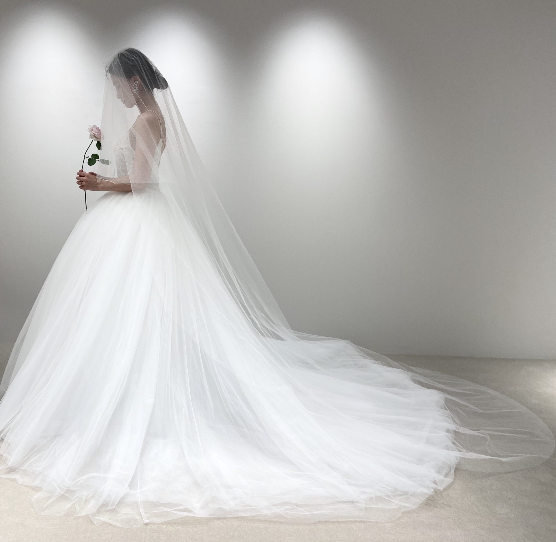 ザ・トリートドレッシング大阪店に入荷した横から見ても圧倒的なボリューム感のあるモニーク・ルイリエの新作ウエディングドレス