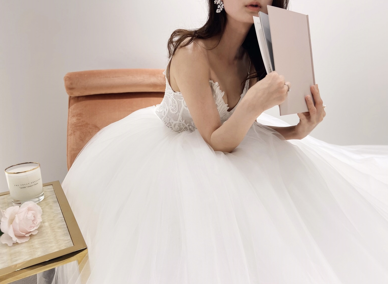 ダウンスタイルでも映える胸元と背中が大胆にカッティングされたインポートらしいキャミソールタイプのウエディングドレス