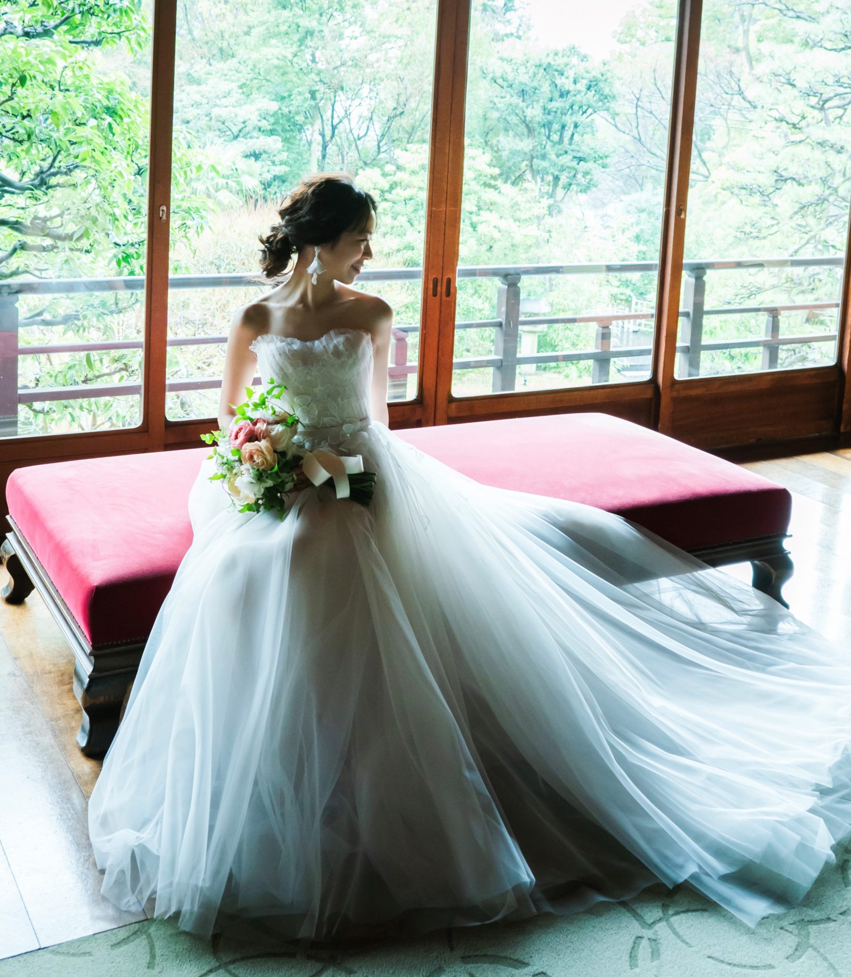 フラワーモチーフと繊細なチュールが軽やかなトリート神戸店がおすすめするミラズウィリンガーのウェディングドレス