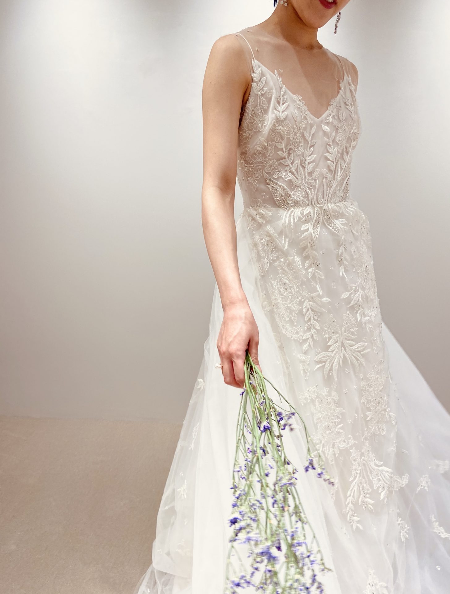 ゲストの方に近くて見ていただき立体的な刺繍が綺麗なリーム・アクラの新作ウエディングドレス
