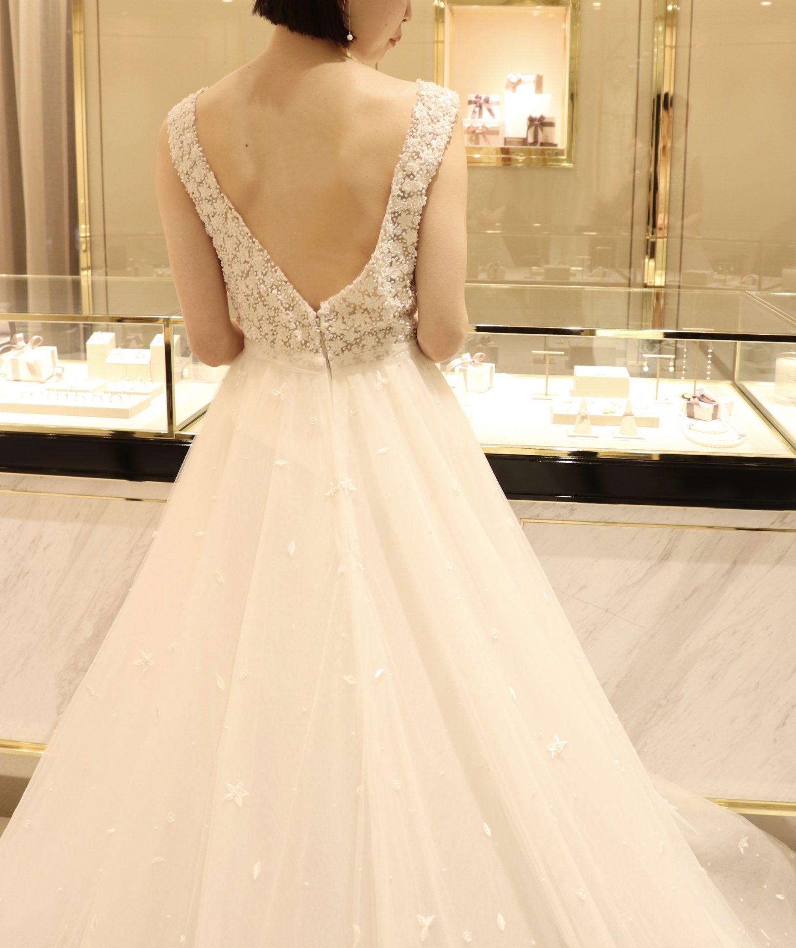 ザ・トリートドレッシングの背中が綺麗に見えるVバックのリーム・アクラの新作ウエディングドレス