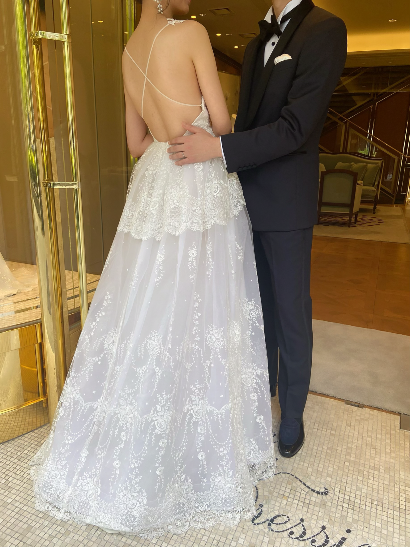 ネイビーのタキシードと並ばれるとよりナチュラルな印象を演出していただけるエリザベス・フィルモアのウエディングドレス