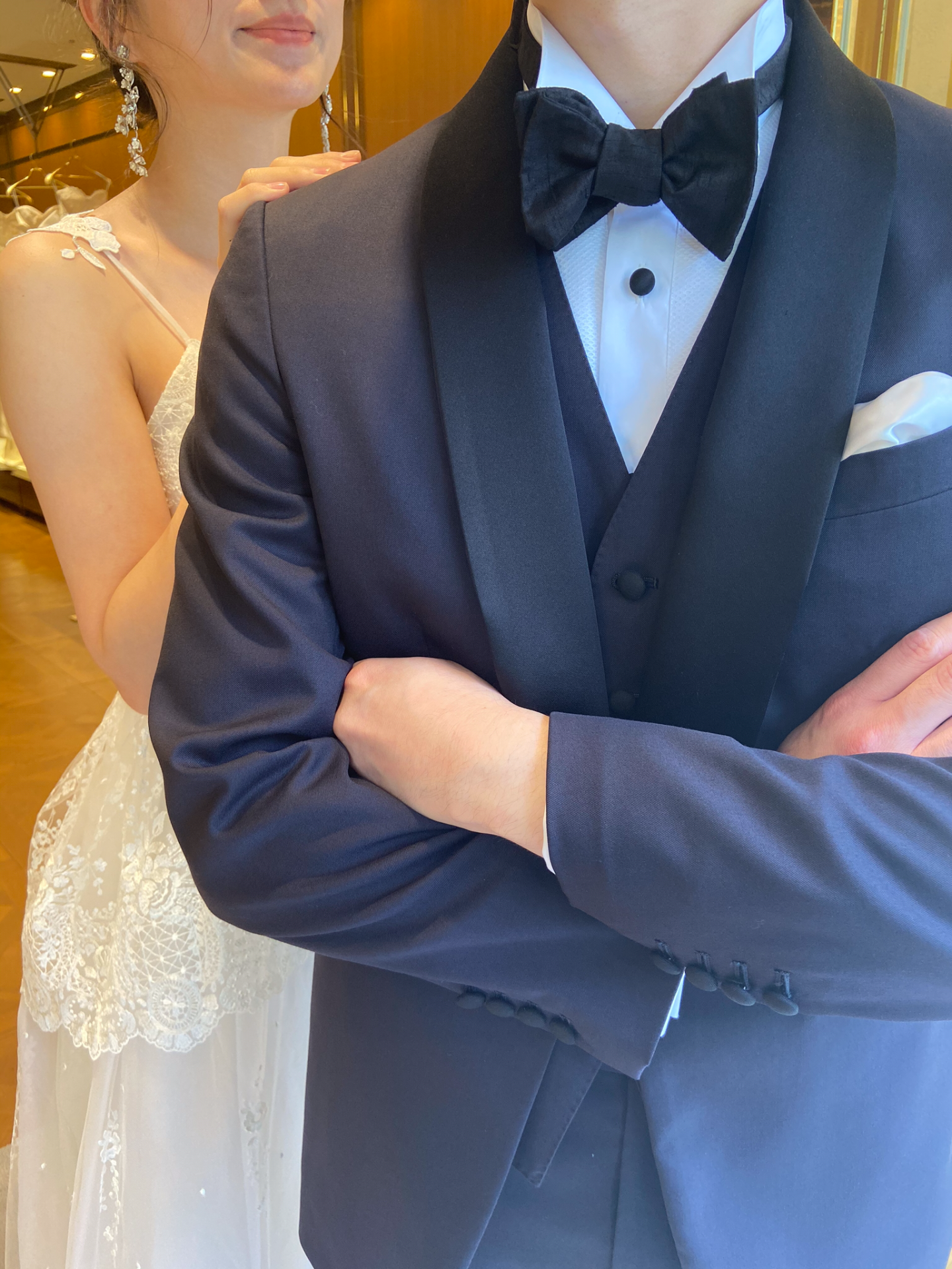 ザ・トリートドレッシングに新しく入荷した、黒のボタンがお洒落なウィングカラーのメンズシャツ