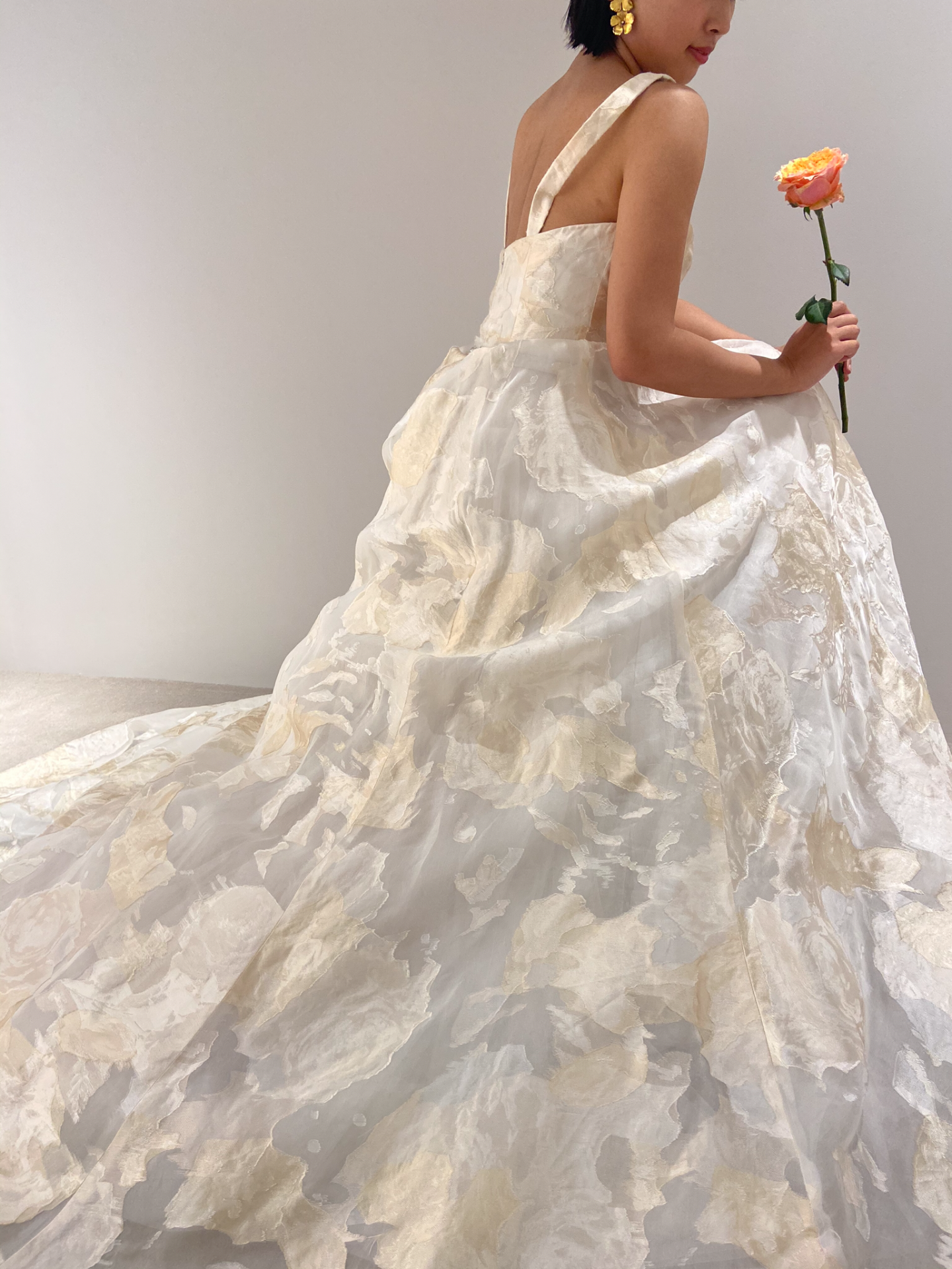 ザ・トリートドレッシング大阪店のリラックスした雰囲気で過ごせるナイトウエディングに映えるアムサーラのカラードレス