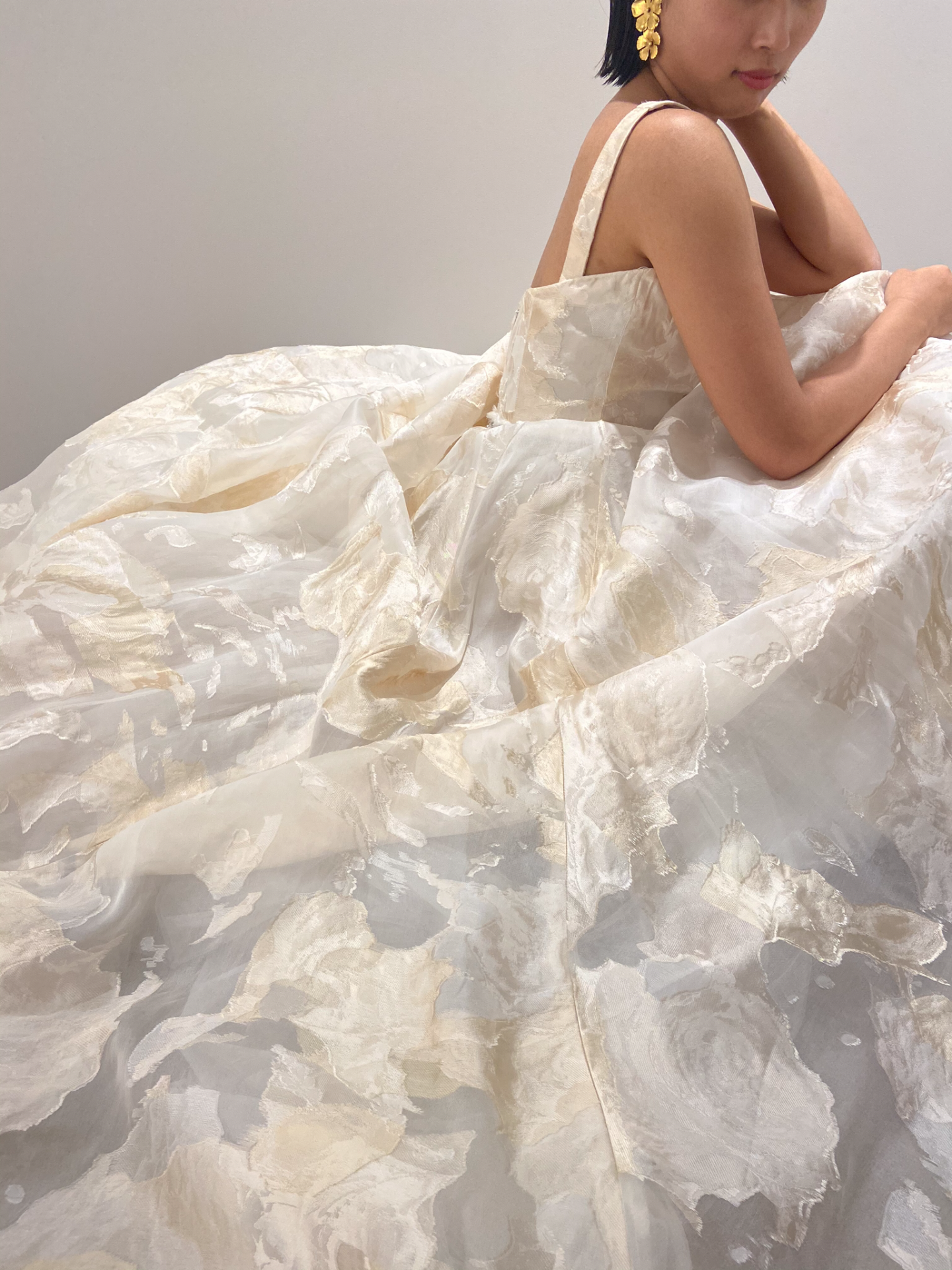 ザ・トリートドレッシング大阪店の大ぶりなイヤリングが映えるモードな印象が素敵なアムサーラのカラードレス