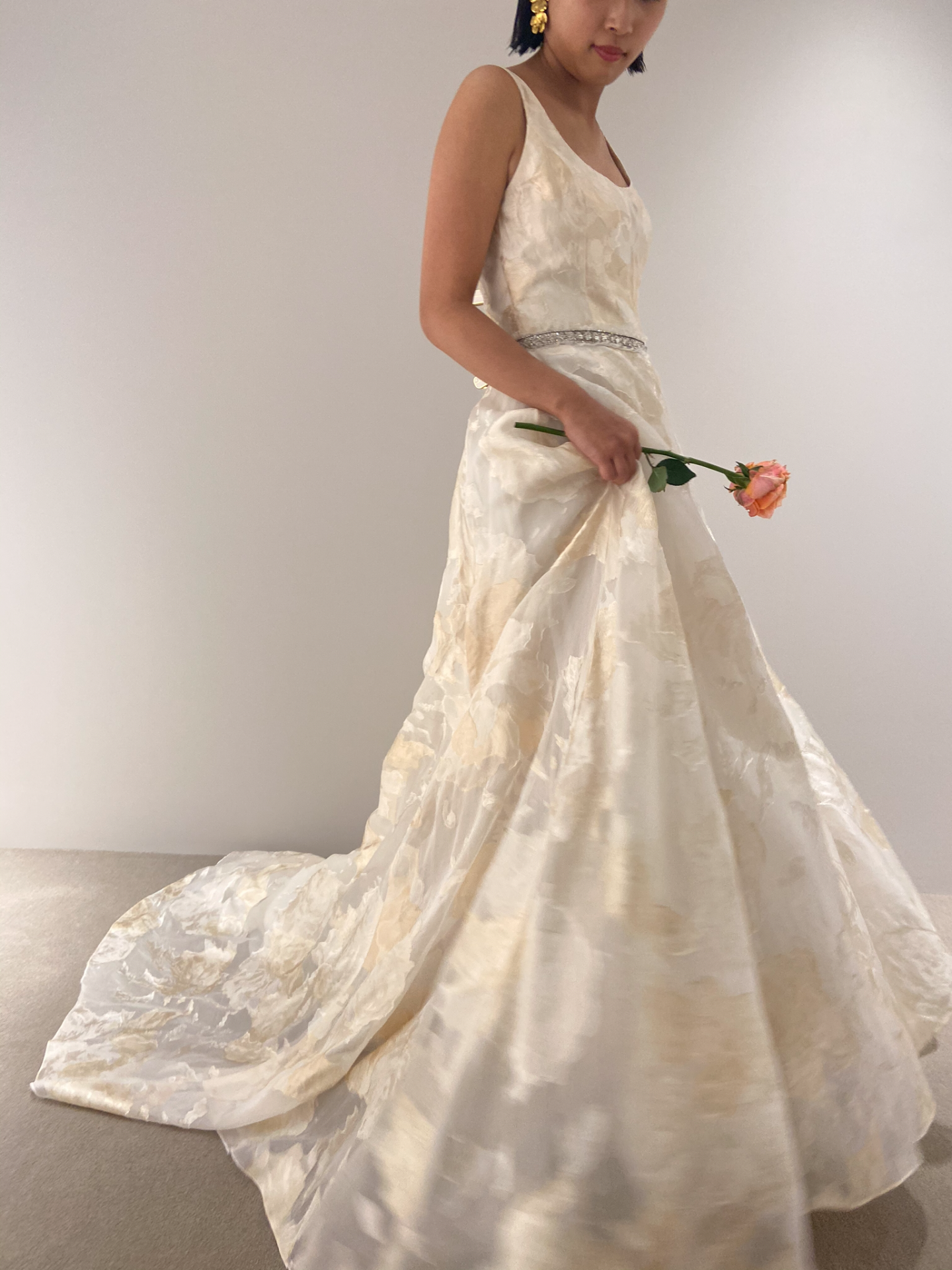 ラウンドスクエアのネックラインがおしゃれなキャミソールタイプのトリートドレッシング大阪店のカラードレス