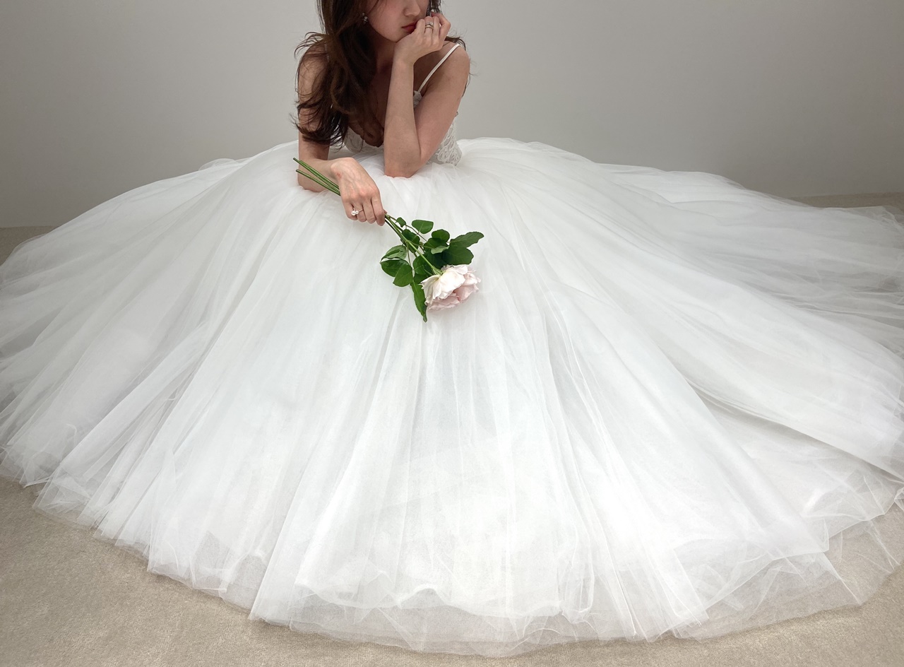 モニークルイリエの包み込まれるようなチュールのプリンセスラインが愛らしいトリートドレッシング大阪店のウエディングドレス