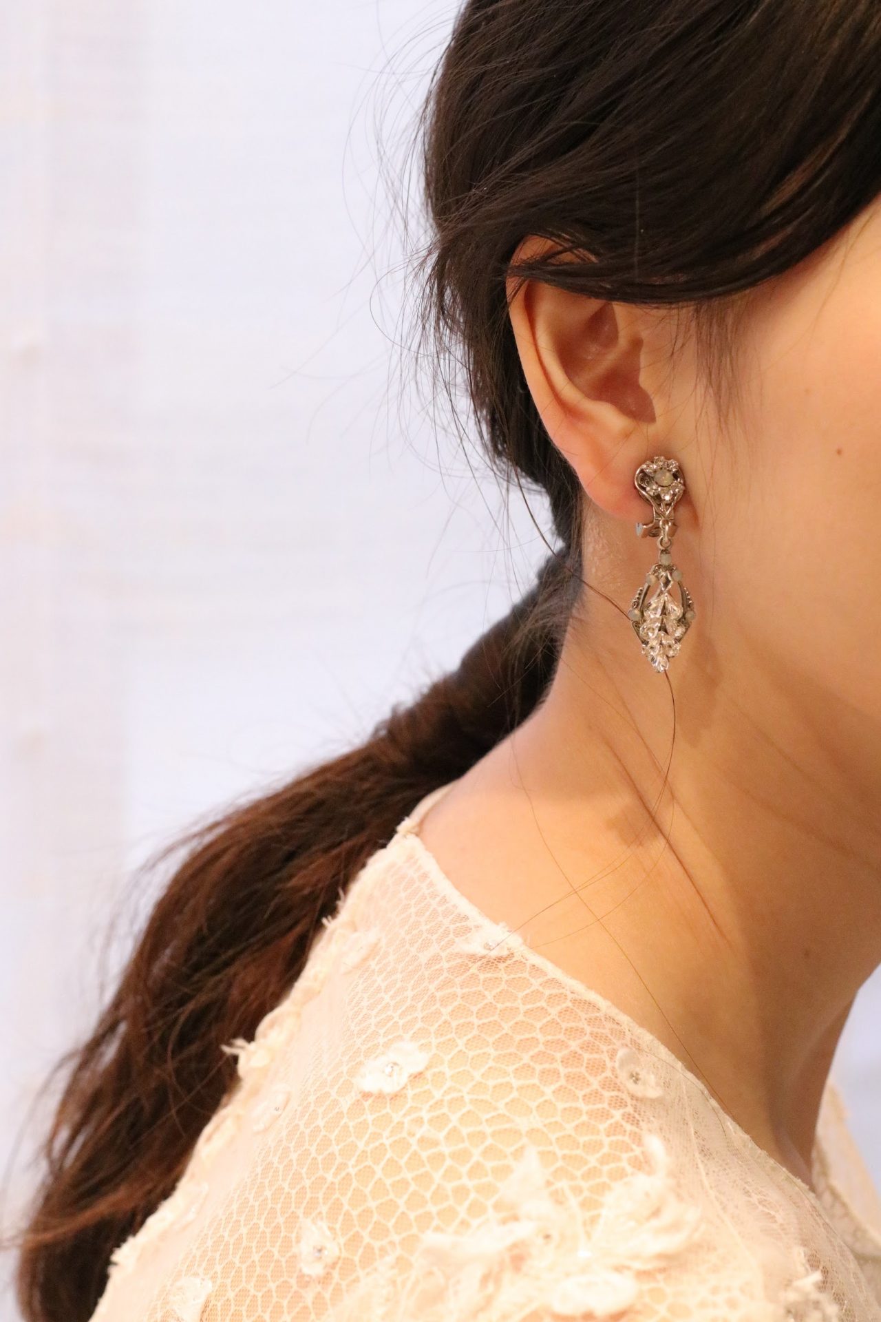 おしゃれな花嫁様がお色直しとしてコーディネートしたのは、揺れる度キラキラと輝きを魅せる雫の形のイヤリングで、ゆるいポニーテールのへアスタイルと合わせました