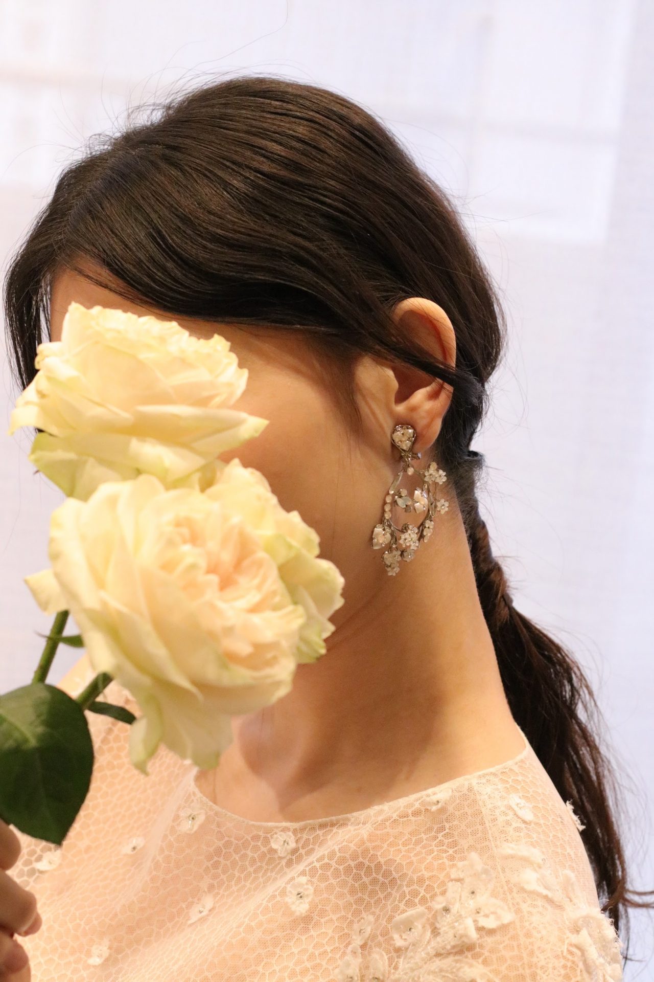 ザ・トリート・ドレッシング提携会場のパレスホテル東京のご新婦様に人気のコーディネートは、モニーク・ルイリエのウェディングドレスにアーチ型の大振りイヤリングを合わせた披露宴スタイルです