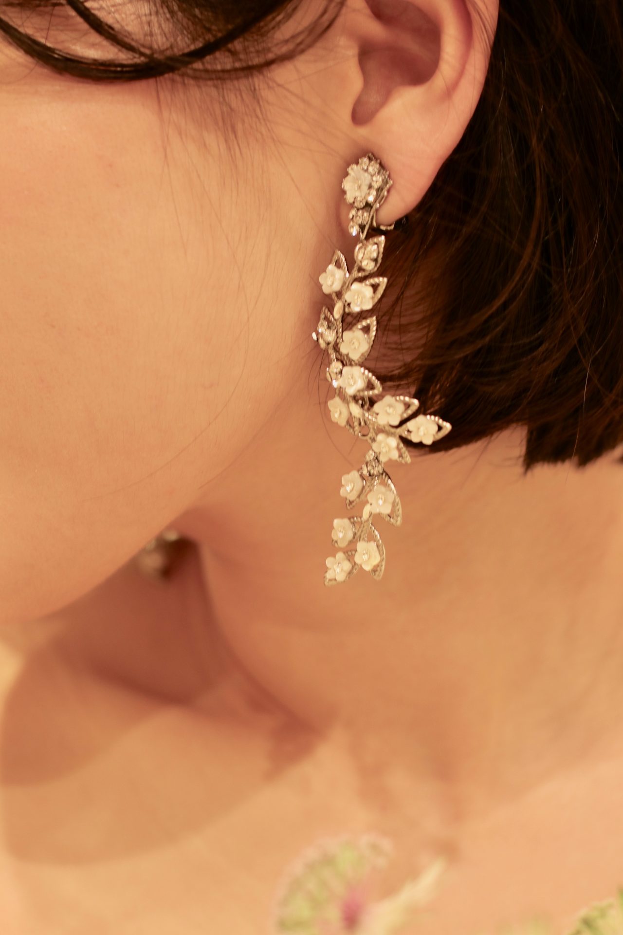 ザ・トリート・ドレッシングがナチュラルなガーデンウェディングや、カジュアルなレストランウェディングでの結婚式にお勧めするのは、小花とリーフのモチーフが愛らしいマリア・エレナ新作のイヤリングです