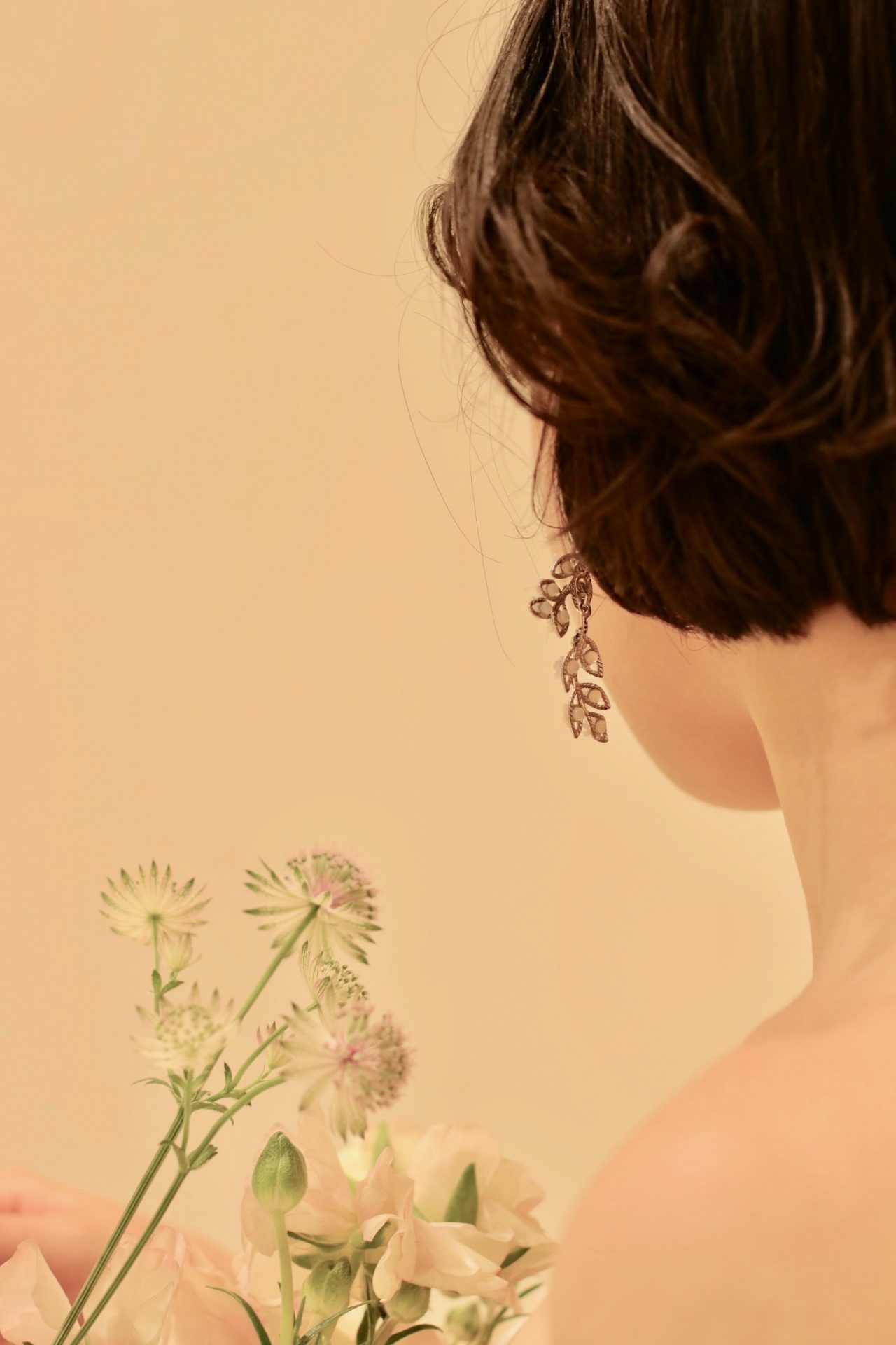 ショートヘアの花嫁様が選ばれたのは、東京表参道のドレスショップ ザ・トリート・ドレッシングで出会ったマリア・エレナの新作レンタルイヤリングです