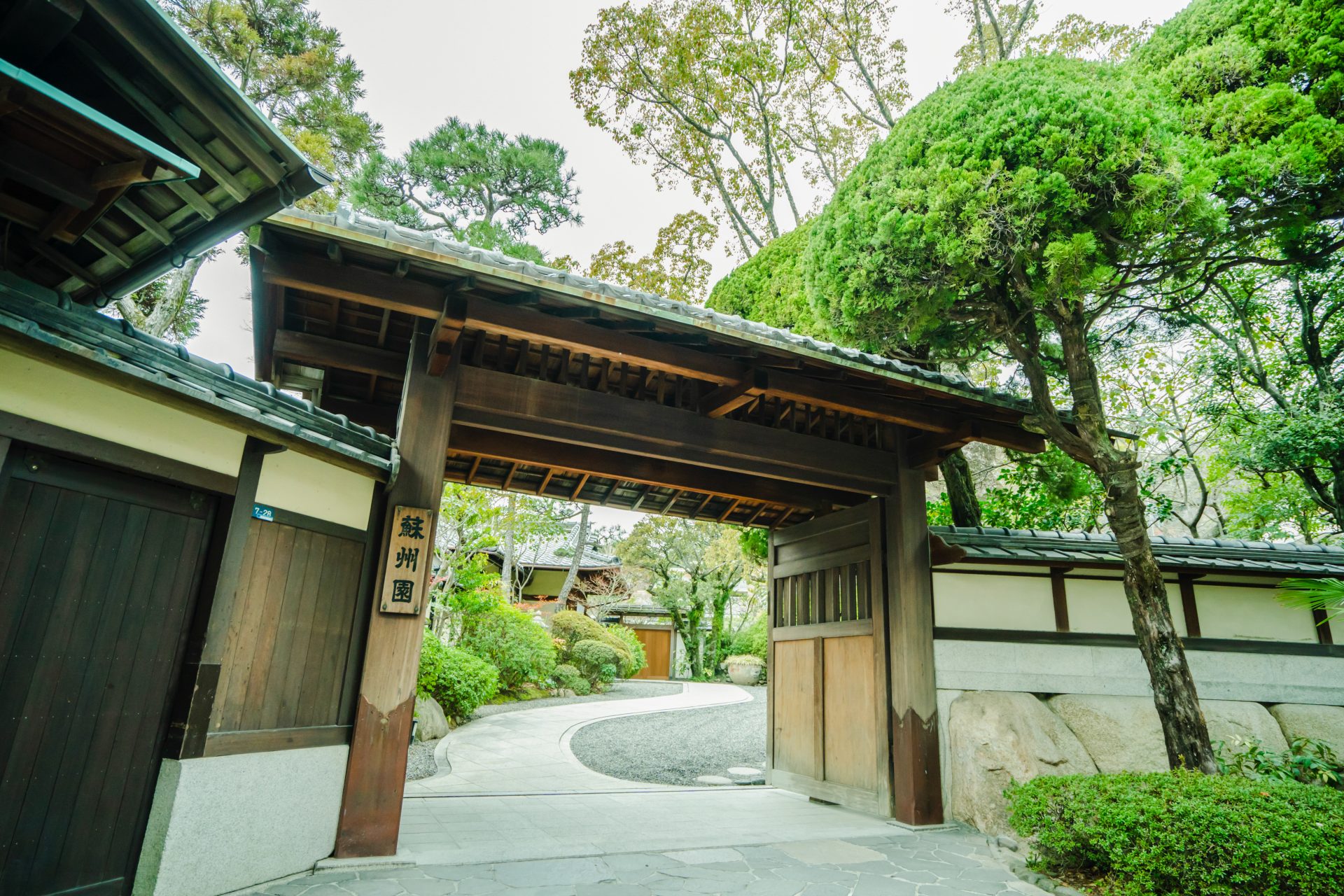 ザ・トリート・ドレッシング神戸店が提携する純和風建築が素敵なザガーデンプレイス蘇州園でお式を挙げられた新郎新婦様のご紹介