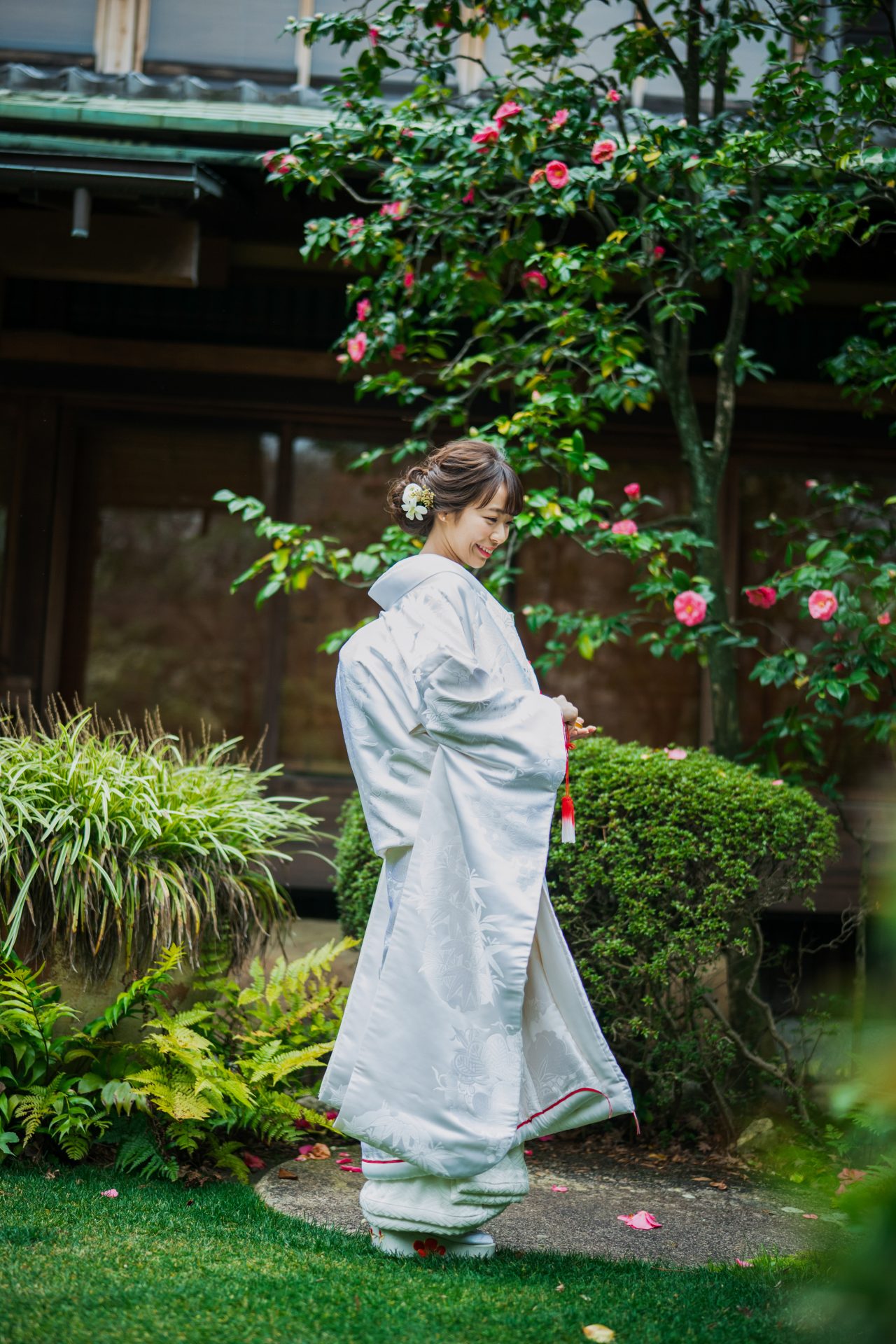 赤線が素敵なトリート神戸店でお取り扱いのある白無垢のモダンなコーディネート