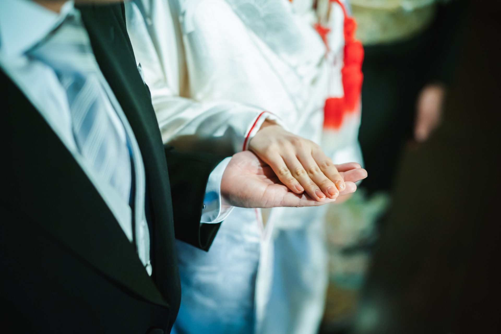 ザ・トリート・ドレッシング神戸店にお取り扱いのある赤色の小物を用いたモダンな白無垢のコーディネート