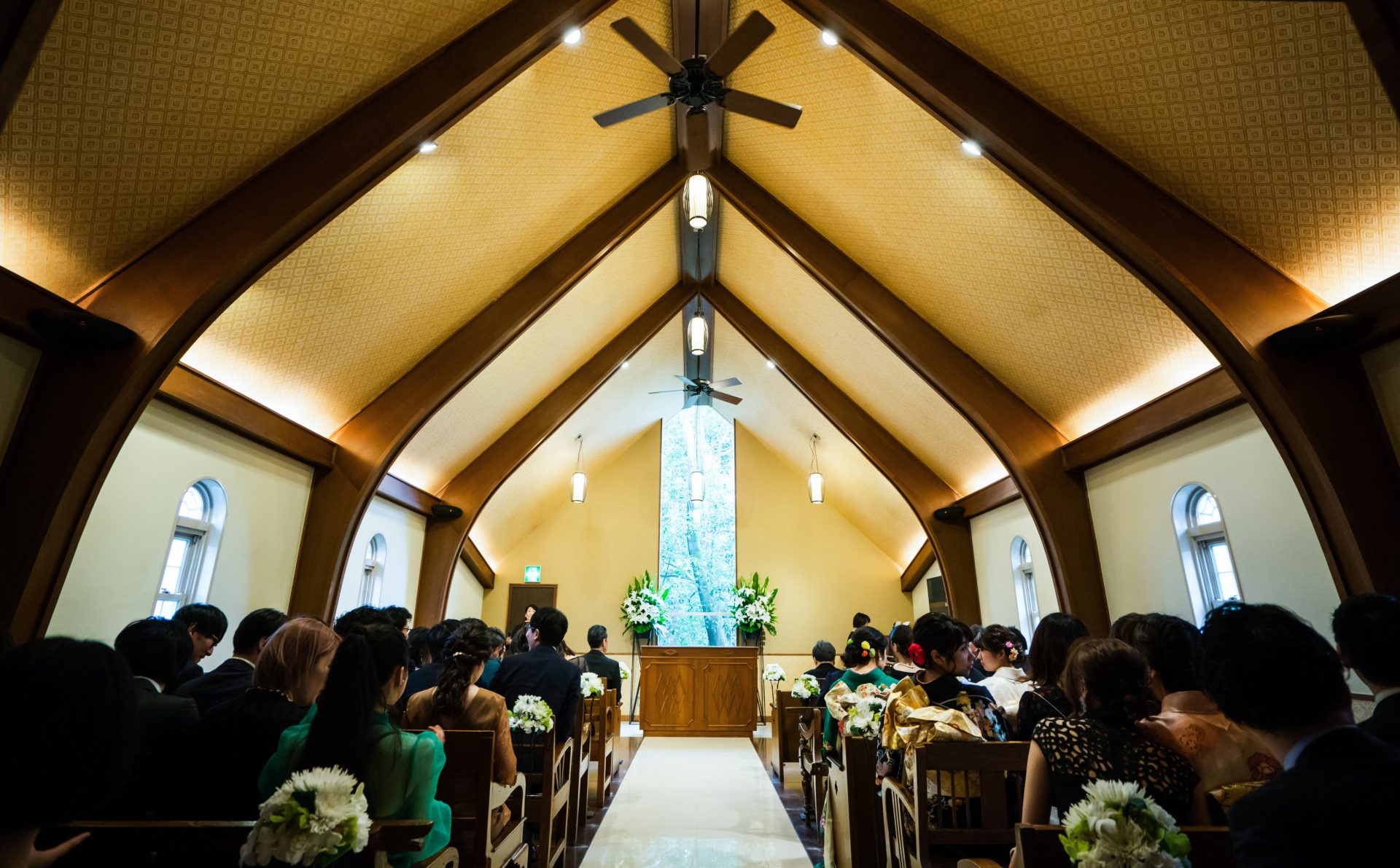 トリート神戸店が提携する木の温もりのあるナチュラルな独立型チャペルのザガーデンプレイス蘇州園