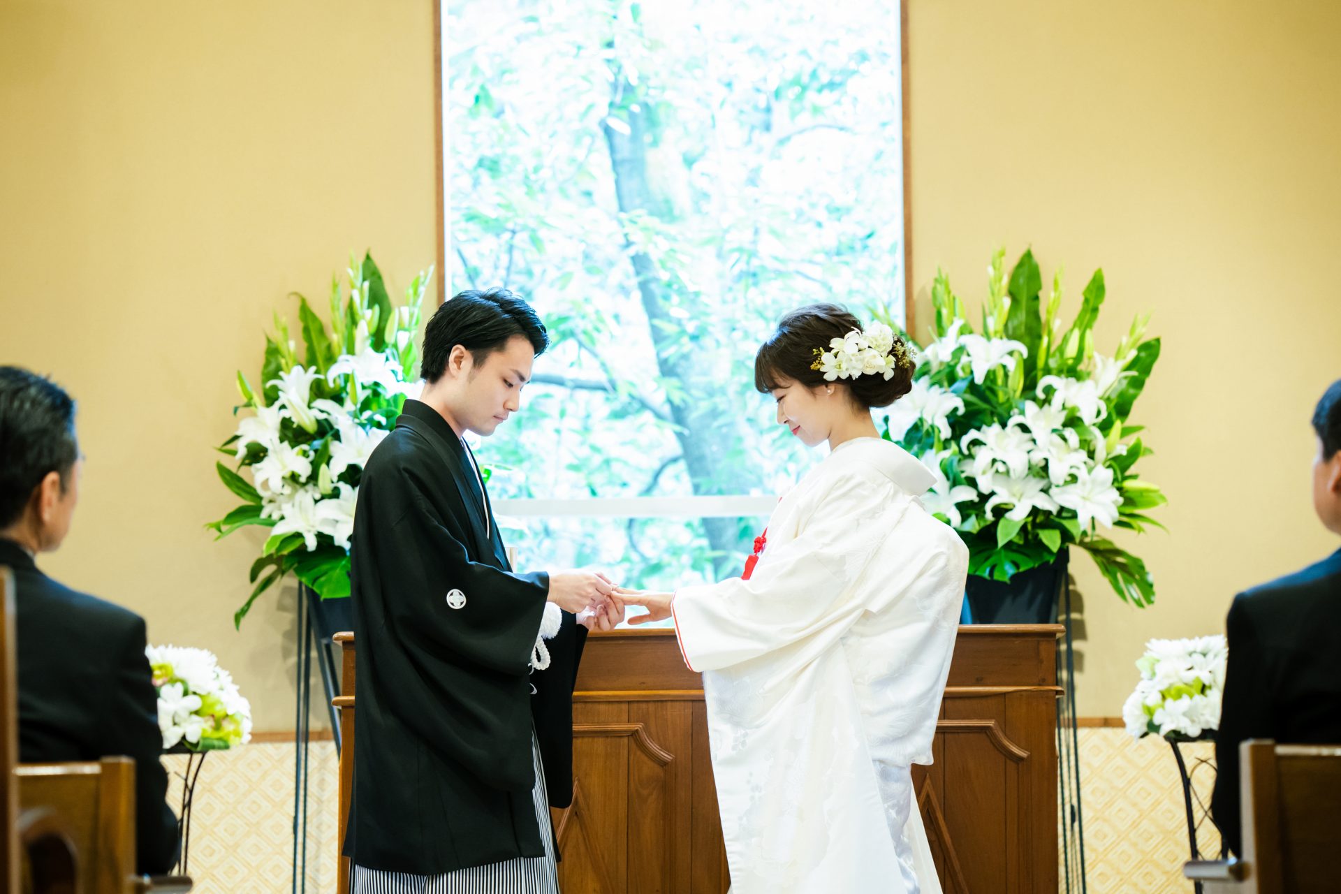 トリート神戸店でお取り扱いのある白無垢と袴で指輪交換をされる新郎新婦様