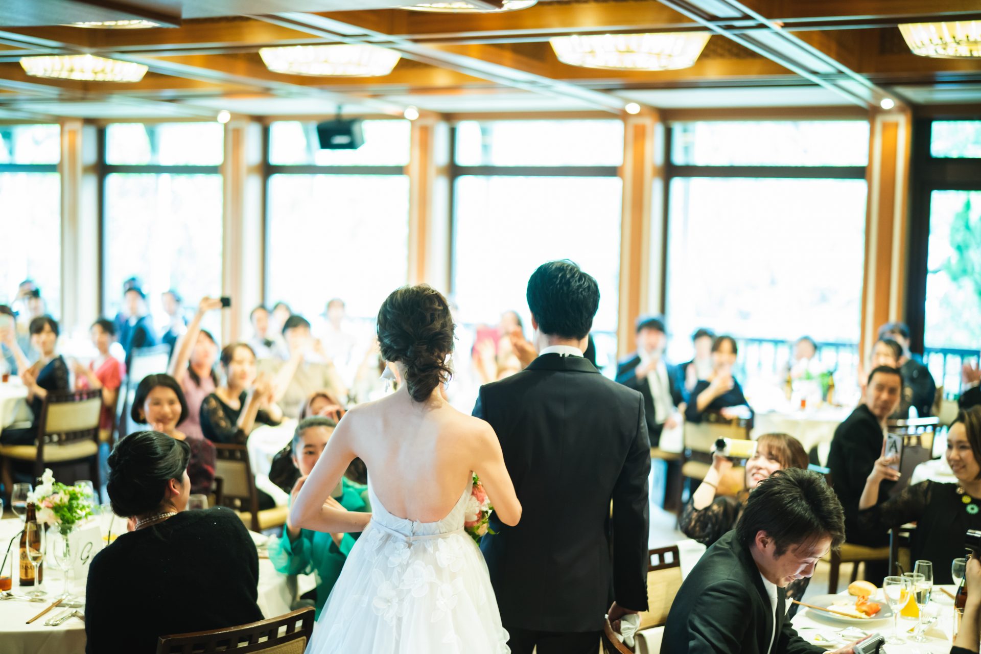 フラワーモチーフがゲストを魅了するトリート神戸店がおすすめするフェミニンなミラズウィリンガーのウェディングドレス