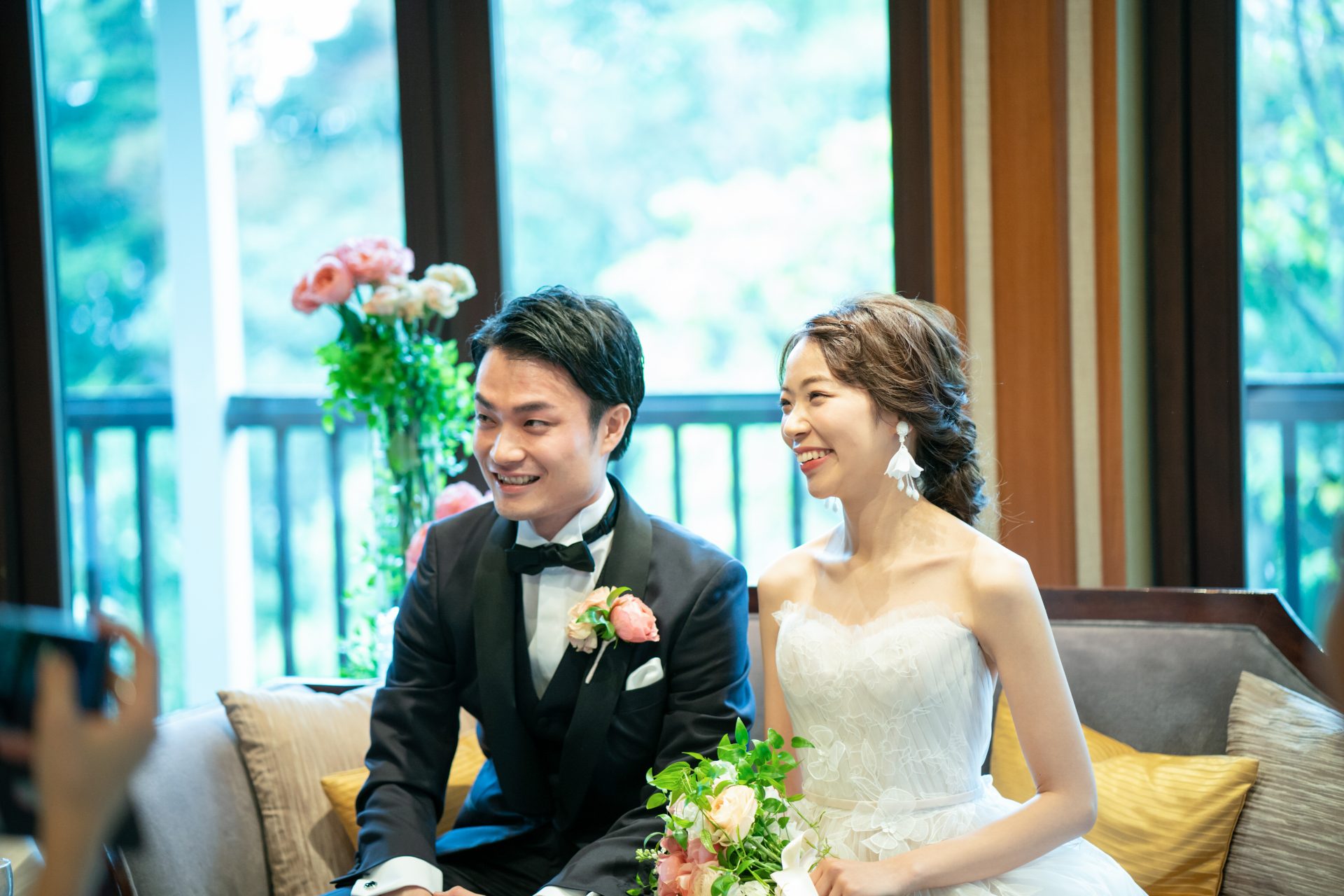 トリート神戸店でお取り扱いのあるミラズウィリンガーのウェディングドレスにオスカーデラレンタのイヤリングを合わせたおしゃれなブライズスタイル