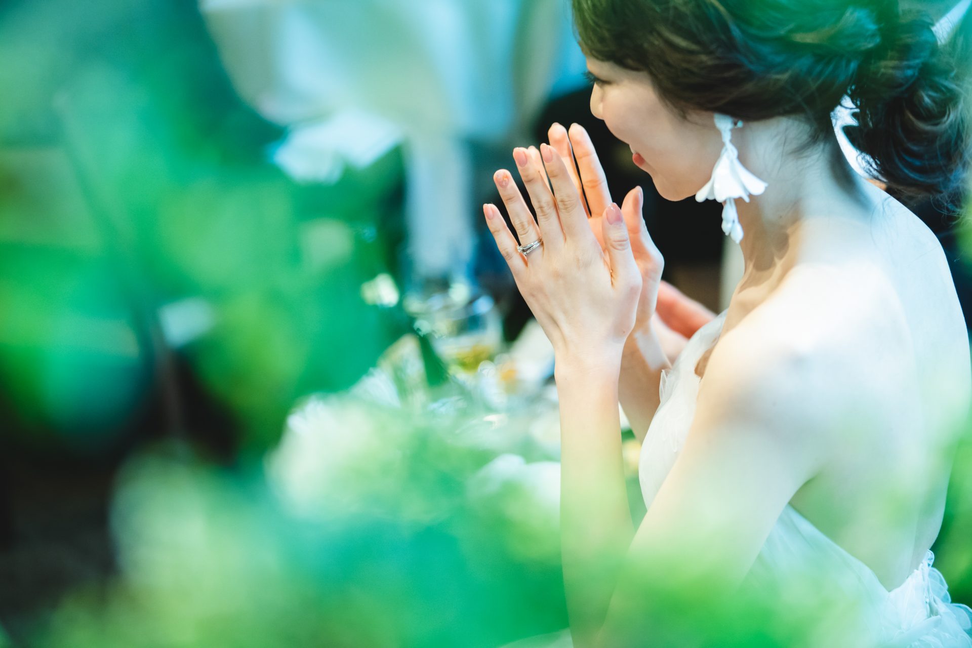 トリート神戸店がおすすめするオスカーデラレンタのイヤリングが目を引くファッショナブルなコーディネート