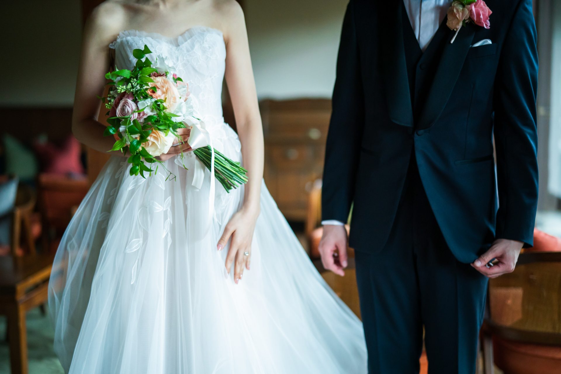 トリート神戸店がおすすめするミラズウィリンガーの柔らかなチュールとフラワーモチーフがフェミニンなウェディングドレス